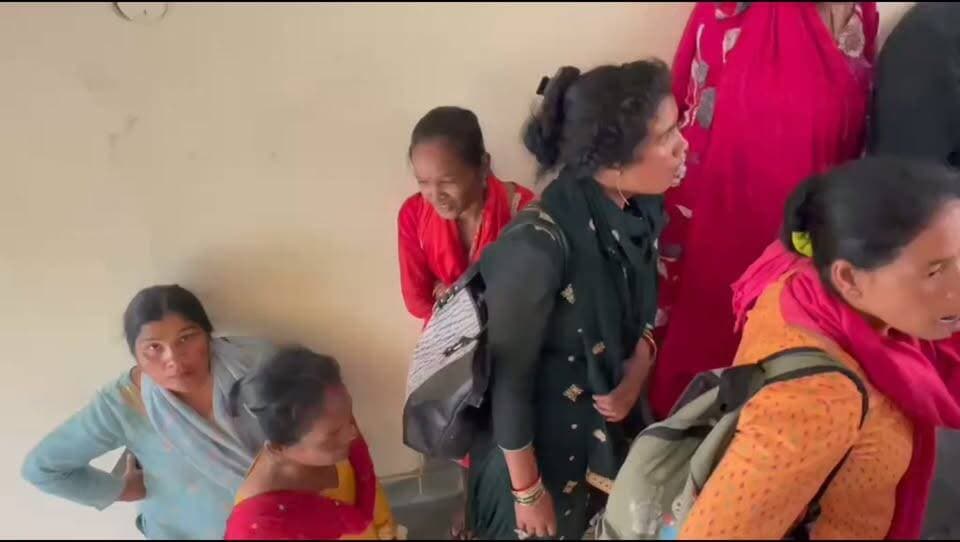 सोलन: 22 दिनों से जारी हड़ताल के बाद MMU हॉस्पिटल का मामला पहुंचा लेबर ऑफिस!
कर्मचारियों का आरोप—“न सरकार सुन रही, न प्रशासन और न ही नेता!”
न्याय की मांग को लेकर कर्मचारियों का संघर्ष जारी, लेबर ऑफिस में रखी अपनी मांगें
#MMUHospital #Solan #HimachalPradesh #LabourOffice #CMOHimachal #SolanHimachal