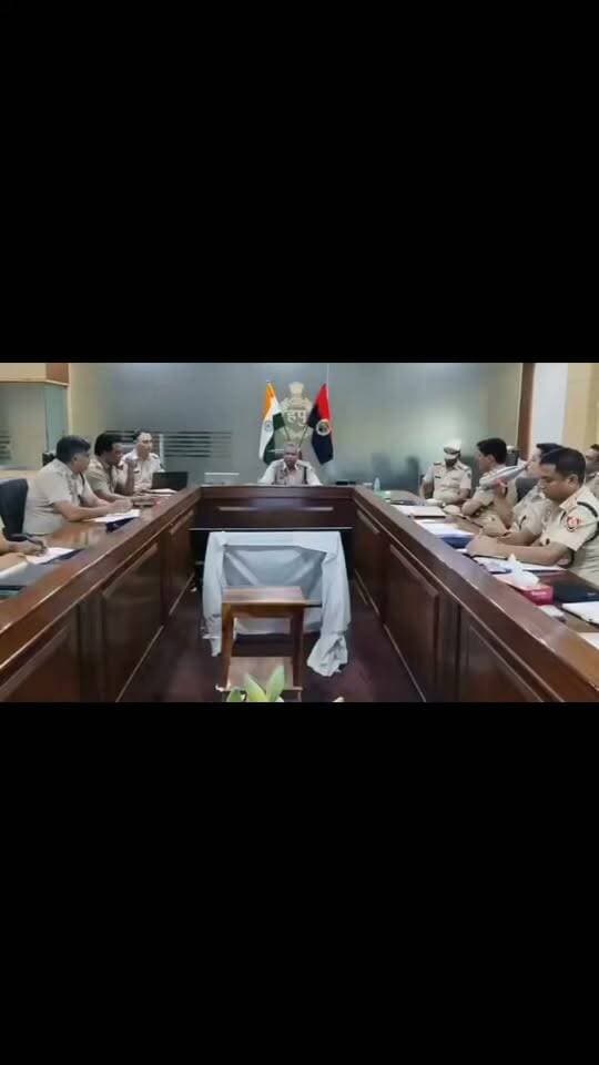 डीसीपी वेस्ट Y V R शशी शेखर (IPS) की अध्यक्षता में अपराध समीक्षा बैठक का आयोजन।
लंबित शिकायतों के त्वरित निस्तारण और अपराध रोकथाम के लिए उचित आदेश/दिशा-निर्देश।
गुरुग्राम, गौरव गर्ग, 9 सितम्बर । आज Y V R शशी शेखर (IPS), पुलिस उपायुक्त पश्चिम, गुरुग्राम की अध्यक्षता में कानून व्यवस्था को सुदृढ़ करने और अपराध पर लगाम लगाने के उद्देश्य से आज एक महत्वपूर्ण अपराध समीक्षा बैठक (Crime Meeting) आयोजित की गई। इस बैठक में वेस्ट जोन के सभी सहायक पुलिस आयुक्त (ACP) और सभी थाना प्रभारियों (SHO) ने भाग लिया।
बैठक के दौरान क्षेत्र की कानून व्यवस्था और लंबित मामलों की गहन समीक्षा की। आम जनता की सुरक्षा और उनकी समस्याओं के त्वरित समाधान पर जोर देते हुए उन्होंने निम्नलिखित मुख्य निर्देश जारी किए:-
सभी थाना प्रभारियों को सख्त निर्देश दिए कि पीड़ितों द्वारा दी गई शिकायतों पर तुरंत कार्रवाई की जाए। किसी भी शिकायत को अनावश्यक रूप से लंबित न रखा जाए और निर्धारित समय सीमा के भीतर उनका निस्तारण सुनिश्चित किया जाए।
क्षेत्र में चोरी, स्नैचिंग और अन्य आपराधिक गतिविधियों को न्यूनतम करने के लिए संवेदनशील इलाकों और पीक ऑवर्स में पुलिस की मौजूदगी बढ़ाने बारे निर्देशित किया गया है।
मीटिंग के दौरान यह स्पष्ट किया कि *अपराधियों और असामाजिक तत्वों के खिलाफ 'जीरो टॉलरेंस' की नीति अपनाई जाए ।* इसके साथ ही बेल जंपर्स और उद्घोषित अपराधियों (POs) को पकड़ने के लिए विशेष अभियान चलाने के निर्देश दिए।
मीटिंग के दौरान पुलिस उपायुक्त पश्चिम, गुरुग्राम ने कानून व्यवस्था को और मजबूत करने के लिए सभी प्रबंधक थाना को अपने-अपने क्षेत्रों में रेजिडेंट्स वेलफेयर एसोसिएशन्स (RWA) और स्थानीय व्यापारिक संगठनों के साथ नियमित बैठकें करने बारे निर्देशित किया गया, ताकि जमीनी स्तर की समस्याओं को समझकर उनका समाधान किया जा सके।
सुरक्षा को चाक-चौबंद करने के लिए मुख्य चौराहों, डार्क स्पॉट्स और संकरी गलियों में स्थानीय नागरिकों के सहयोग से अधिक से अधिक सीसीटीवी कैमरे लगवाए जाएं और उनकी मॉनिटरिंग सुनिश्चित करने बारे निर्देश किया ।