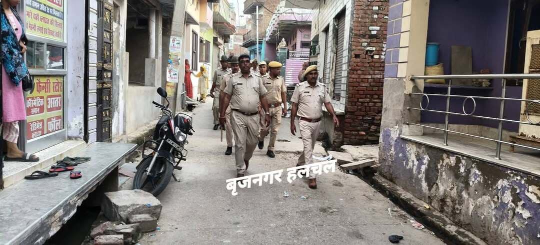 #निकाय_चुनाव_को_लेकर_अलर्ट_मोड_पर_बृजनगर_पुलिस_प्रशासन________
#बृजनगर_____
*कस्बे में अलग अलग जगहों से निकला फ्लैग मार्च*
*शांतिपूर्ण व निष्पक्ष मतदान के लिए कस्बे के मुख्य मार्गों से गुजरा पुलिस का जत्था*,
*असामाजिक तत्वों को दी सख्त चेतावनी*
*11सितम्बर को होगा 31 वार्डो पर मतदान*