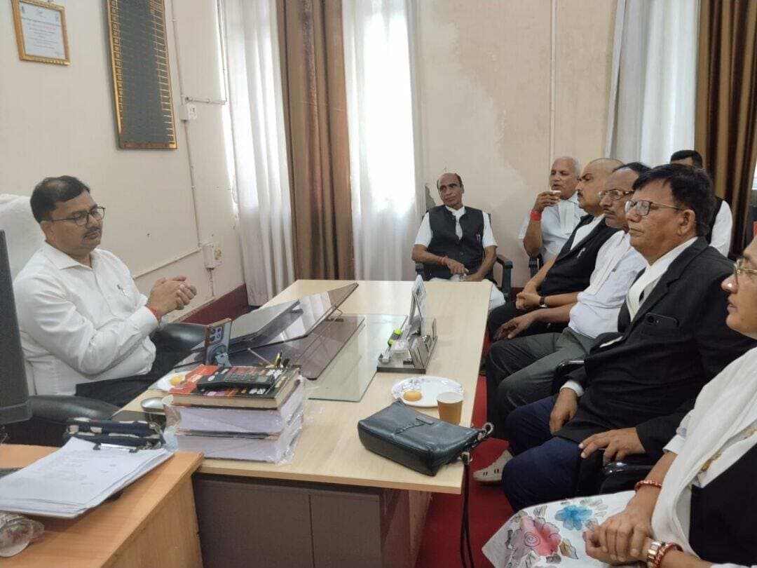 आगामी राष्ट्रीय लोक अदालत 12 सितंबर 2026 को सफल बनाने को लेकर तैयारी जोरों पर।
राष्ट्रीय विधिक सेवा प्राधिकार, नई दिल्ली एवं बिहार राज्य विधिक सेवा प्राधिकार, पटना के निर्देश के आलोक में विद्वान प्रधान जिला एवं सत्र न्यायाधीश-सह-अध्यक्ष, जिला विधिक सेवा प्राधिकार, नवादा श्री आशुतोष कुमार झा के मार्गदर्शन तथा सचिव, जिला विधिक सेवा प्राधिकार, नवादा श्री अरविन्द कुमार के सहयोग से दिनांक 12.09.2026 को व्यवहार न्यायालय, नवादा में राष्ट्रीय लोक अदालत का आयोजन किया जाएगा।
राष्ट्रीय लोक अदालत की सफलता हेतु आज दिनांक 09.09.2026 को इंश्योरेंस कंपनी के अधिवक्तागण एवं वादियों के अधिवक्तागण के साथ सचिव, जिला विधिक सेवा प्राधिकार, नवादा के प्रकोष्ठ में बैठक आयोजित की गई। बैठक में मोटर एक्सीडेंट क्लेम से संबंधित लंबित वादों के निष्पादन के संबंध में विस्तृत चर्चा की गई। उपस्थित विद्वान अधिवक्तागण के समक्ष यह निर्णय लिया गया कि पीड़ितों को मुआवजा दिलाने में तत्परता दिखाई जाएगी, ताकि उनके आश्रितों को शीघ्र मुआवजा मिल सके।
राष्ट्रीय लोक अदालत के सफल आयोजन हेतु सभी आवश्यक तैयारियाँ जोरों पर हैं। इस संबंध में सभी संबंधित विभागों के विभागाध्यक्षों से आवश्यक विचार-विमर्श किया जा रहा है। जिला पंचायती राज पदाधिकारी, श्रम अधीक्षक, वन विभाग, विद्युत विभाग, दूरभाष विभाग, खनन विभाग एवं सभी बैंकों को पक्षकारों को नोटिस निर्गत करने हेतु पत्र भेजा गया है। साथ ही, जिले के सभी थानाध्यक्षों को शत-प्रतिशत नोटिसों का तामिला सुनिश्चित करने हेतु बैठक कर नोटिस थानों में भेजे जा रहे हैं। न्यायिक पदाधिकारियों के साथ भी लगातार बैठकें की जा रही हैं।
सचिव, जिला विधिक सेवा प्राधिकार, नवादा श्री अरविन्द कुमार द्वारा राष्ट्रीय लोक अदालत के आयोजन हेतु व्यवहार न्यायालय परिसर का स्थल निरीक्षण किया गया। निरीक्षण के क्रम में व्यवहार न्यायालय परिसर में हेल्प डेस्क लगाने, शुद्ध पेयजल एवं मेडिकल टीम के बैठने के लिए स्थान सुनिश्चित करने हेतु कार्यालय कर्मियों को निर्देशित किया गया।
बैठक में कई अहम निर्णय लिए गए। व्यवहार न्यायालय में पक्षकारों की सुविधा हेतु पूछताछ केंद्र, शुद्ध पेयजल, दवा आदि की व्यवस्था सुनिश्चित की गई है। पक्षकारों के सहयोग हेतु पारा विधिक स्वयंसेवकों की प्रतिनियुक्ति भी की जाएगी।
साथ ही, जिला अधिवक्ता संघ, नवादा एवं एडवोकेट एसोसिएशन के अध्यक्ष एवं महासचिव के साथ भी बैठक की गई। सचिव, जिला विधिक सेवा प्राधिकार, नवादा ने बताया कि आगामी राष्ट्रीय लोक अदालत के बेहतर प्रदर्शन के लिए जिला अधिवक्ता संघ, नवादा से सहयोग की अपेक्षा की जा रही है तथा एडवोकेट एसोसिएशन, नवादा से भी आवश्यक विचार-विमर्श किया गया है। आशा की जा रही है कि इस बार सुलहनीय वादों का अधिक से अधिक संख्या में निपटारा किया जा सकेगा।
बैठक में जिला अधिवक्ता संघ, नवादा के अध्यक्ष तेजनारायण यादव एवं एडवोकेट एसोसिएशन के अध्यक्ष मो० तारीक एवं महासचिव राकेश कुमार, इंश्योरेंस कंपनी के अधिवक्तागण क्रमशः रामानुज शर्मा, मो० बरकतउल्ला खान, राजेशकृष्ण एवं रेखा कुमारी तथा लोक अदालत के पेशकार सुशील कुमार उपस्थित रहे।
नवादा से राकेश कुमार चन्दन की रिपोर्ट !