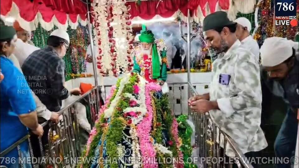 BREAKING NEWS LIVE 🔴 #786MEDIA UR VOICE OUR REPORTS శ్రీశ్రీశ్రీ హజరత్ కమ్తార్ షావలీ (Kamtar Shahvali) దర్గా గంధం మహోత్సవ విశేషాలు:
* గంధం మహోత్సవం: దర్గాలో హజరత్ కమ్తార్ షావలీ గంధం వేడుకలు ఎంతో వైభవంగా, ఆధ్యాత్మిక వాతావరణంలో పూర్తయ్యాయి.
* భక్తుల జనసందోహం: ఈ పవిత్ర మహోత్సవానికి వివిధ ప్రాంతాల నుంచి వేలాదిమంది భక్తులు తరలివచ్చి ప్రత్యేక ప్రార్థనలు నిర్వహించారు, దర్శనం చేసుకున్నారు.
* భారీ అన్నదానం: దర్శనార్థం విచ్చేసిన భక్తులందరి కోసం నిర్వాహకులు ఘనంగా అన్నదాన కార్యక్రమాన్ని ఏర్పాటు చేసి మహాప్రసాదాన్ని వితరణ చేశారు.
our team working for better society social service social activist 786media no 1 news channel millions of peoples watching subscribe like share follow on Facebook YouTube what's app Instagram upcoming satellite channel any programs ads cal 7674963786 Link.... https://youtube.com/@786newschannelmedia?si=_lE4QclzqlMP31cF ANDHRA PRADESH SAMACHARAM DAILY PAPER. RNI:APTEL/25/A2057.
AP STATE INCHARGE. 786 FAYAZ BHAI