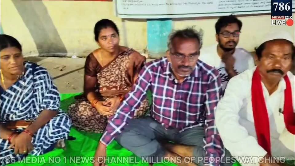 BREAKING NEWS LIVE 🔴 #786MEDIA UR VOICE OUR REPORTS పంట ధ్వంసం: జలదంకి మండలం కొత్తపాలెం గ్రామానికి చెందిన వైకాపా నాయకులు చెరెడ్డి మస్తాన్ రెడ్డి, కోట ప్రసాద్ రెడ్డి, జింకల సుధాకర్ రెడ్డి, కోట వెంకటరమణ రెడ్డి మరికొందరు కలిసి.. కలుపు మందు చల్లి 13 ఎకరాల వరి పంటను పూర్తిగా నాశనం చేశారు. దీనివల్ల దాదాపు 42 లక్షల రూపాయల మేర నష్టం వాటిల్లింది.
భూ ఆక్రమణలు: గుడ్లదోన గ్రామంలో నకిలీ పాస్బుక్లతో ప్రభుత్వ భూములను ఆక్రమించడమే కాకుండా.. బాధితులకు చెందిన 12.62 సెంట్ల పట్టా భూమిని స్వాధీనం చేసుకుని మానసిక, ఆర్థిక ఇబ్బందులకు గురిచేస్తున్నారు.
our team working for better society social service social activist 786media no 1 news channel millions of peoples watching subscribe like share follow on Facebook YouTube what's app Instagram upcoming satellite channel any programs ads cal 7674963786 Link.... https://youtube.com/@786newschannelmedia?si=_lE4QclzqlMP31cF ANDHRA PRADESH SAMACHARAM DAILY PAPER. RNI:APTEL/25/A2057.
AP STATE INCHARGE. 786 FAYAZ BHAI