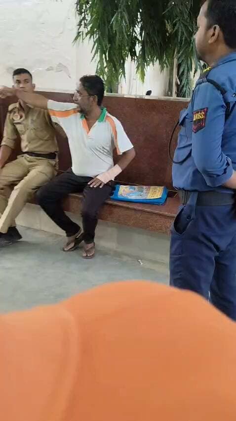 এক ব্যক্তিকে ঘিরে লঙ্কাকাণ্ড গোমতী জেলা হাসপাতালে,পুলিশ এবং সিকিউরিটি গার্ডদের উদ্দেশ্য করে বিশ্রী গালিগালাজের অভিযোগ।