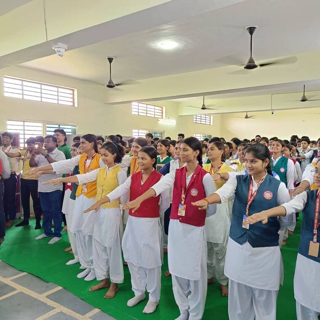 स्कूल वाहन चालकों की हुई स्वास्थ्य जांच, यातायात नियमों के पालन की दिलाई शपथ
40 चालकों-परिचालकों की हुई स्वास्थ्य, नेत्र और शुगर जांच; नशे में ड्राइविंग और ओवरस्पीड से बचने की अपील
उरई। सड़क सुरक्षा को लेकर परिवहन एवं शिक्षा विभाग ने बुधवार को डिवाइन मर्सी स्कूल, मवई रोड में जागरूकता कार्यक्रम आयोजित किया। कार्यक्रम में स्कूल वाहन चालकों और परिचालकों को सुरक्षित यातायात के नियमों की जानकारी देने के साथ उनके स्वास्थ्य की भी जांच कराई गई।
स्वास्थ्य विभाग की टीम ने शिविर में करीब 40 वाहन चालकों एवं परिचालकों की स्वास्थ्य, नेत्र और मधुमेह (शुगर) की जांच की। जांच में स्वास्थ्य संबंधी कमी पाए जाने पर संबंधित लोगों को चिकित्सकीय परामर्श लेने की सलाह दी गई।
कार्यक्रम को संबोधित करते हुए सहायक संभागीय परिवहन अधिकारी (प्रवर्तन) राजेश कुमार ने चालकों को हेलमेट और सीट बेल्ट का अनिवार्य रूप से प्रयोग करने तथा वाहन चलाते समय मोबाइल फोन का इस्तेमाल नहीं करने की सलाह दी। उन्होंने नशे में वाहन चलाने, तेज गति और क्षमता से अधिक सवारियां बैठाने से बचने के साथ निर्धारित लेन में वाहन चलाने पर जोर दिया।
जिला विद्यालय निरीक्षक राजकुमार पण्डित ने कहा कि स्कूल वाहनों का संचालन वैध ड्राइविंग लाइसेंस, पंजीयन, बीमा और प्रदूषण प्रमाण पत्र जैसे आवश्यक दस्तावेजों के साथ ही किया जाए। उन्होंने रांग साइड और तेज गति से वाहन चलाने से बचने की अपील की।
कार्यक्रम में गुड सेमेरिटन एवं हिट एंड रन योजना की भी जानकारी दी गई। सड़क हादसे में घायल व्यक्ति की मदद कर उसे अस्पताल पहुंचाने वाले लोगों को सरकार द्वारा दिए जाने वाले गुड सेमेरिटन पुरस्कार के बारे में बताया गया।
समाजसेवी एवं गुड सेमेरिटन पुरस्कार से सम्मानित अब्दुल अलीम खान ने सड़क दुर्घटनाओं को रोकने के लिए यातायात नियमों के पालन को जरूरी बताया। चिकित्सकीय टीम ने वाहन चालकों को नियमित स्वास्थ्य जांच कराने की सलाह दी।