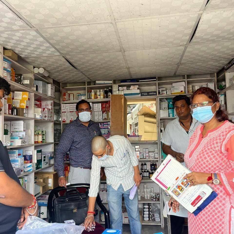 नकली और अधोमानक दवाओं पर प्रशासन की सख्ती, मेडिकल स्टोरों पर छापेमारी
डीएम के निर्देश पर औषधि विभाग की कार्रवाई, 08 औषधियों के नमूने जांच के लिए भेजे गए
प्रदेश में निर्धारित मूल्य से अधिक दर पर दवाओं की बिक्री, नकली, अधोमानक, मिलावटी एवं एनडीपीएस श्रेणी की औषधियों के अवैध कारोबार पर प्रभावी नियंत्रण के लिए जिलाधिकारी राजेश कुमार पाण्डेय के निर्देश पर औषधि विभाग द्वारा सघन अभियान चलाया गया। औषधि निरीक्षक एवं खाद्य सुरक्षा एवं औषधि प्रशासन की रेखा सचान के नेतृत्व में उरई शहर स्थित मेडिकल स्टोरों पर छापेमारी कर औषधियों की गुणवत्ता, मूल्य एवं बिक्री अभिलेखों की गहन जांच की गई। अभियान के दौरान पटेल नगर, उरई स्थित श्री कृष्णा मेडिकल स्टोर तथा ॐ साई मेडिकल स्टोर का निरीक्षण किया गया। जांच के दौरान कुल 08 औषधियों के नमूने संग्रहित किए गए, जिन्हें परीक्षण के लिए प्रयोगशाला भेजा जा रहा है। श्री कृष्णा मेडिकल स्टोर पर THM-100 Tablet (Thiamine Hcl Tab.) निर्धारित मूल्य से अधिक पर विक्रय किया जाना पाया गया। इसके अतिरिक्त नारकोटिक्स श्रेणी की नींद में प्रयुक्त होने वाली औषधियों के विक्रय संबंधी विवरण प्रस्तुत नहीं किए जा सके। औषधि विभाग द्वारा सभी संबंधित औषधि विक्रय फर्मों को नारकोटिक्स एवं अन्य नियंत्रित औषधियों के विक्रय का पूरा विवरण प्रस्तुत करने के निर्देश दिए गए हैं। विभाग द्वारा स्पष्ट किया गया कि संग्रहित नमूनों की जांच रिपोर्ट प्राप्त होने के बाद यदि किसी प्रकार की अनियमितता की पुष्टि होती है तो संबंधित के विरुद्ध औषधि एवं प्रसाधन सामग्री अधिनियम, 1940 के अंतर्गत नियमानुसार अग्रिम कार्रवाई की जाएगी। जिलाधिकारी के निर्देश पर की जा रही इस कार्रवाई का उद्देश्य जनपद में आमजन को गुणवत्तापूर्ण, सुरक्षित और निर्धारित मूल्य पर औषधियों की उपलब्धता सुनिश्चित करना तथा दवाओं की अवैध बिक्री एवं अनियमितताओं पर प्रभावी अंकुश लगाना है।