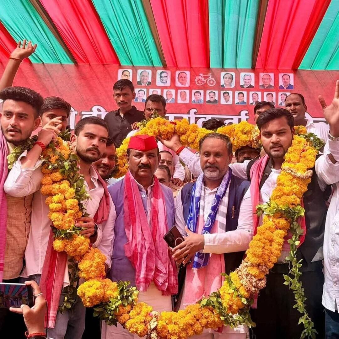 पीडीए की एकजुटता से 2027 में सपा की बनेगी मजबूत सरकार: श्याम लाल पाल
पीडीए कार्यकर्ता सम्मेलन में प्रदेश अध्यक्ष ने कार्यकर्ताओं को दिया जीत का मंत्र, बूथ स्तर तक संगठन मजबूत करने पर जोर
उरई। शहर के कोंच रोड स्थित मधुवन विला सभागार में बुधवार को समाजवादी पार्टी की ओर से पिछड़ा, दलित एवं अल्पसंख्यक (पीडीए) कार्यकर्ता सम्मेलन आयोजित किया गया। सम्मेलन के मुख्य अतिथि सपा प्रदेश अध्यक्ष श्याम लाल पाल रहे, जबकि अध्यक्षता जिलाध्यक्ष दीपराज गुर्जर ने की।
सम्मेलन को संबोधित करते हुए प्रदेश अध्यक्ष श्याम लाल पाल ने कहा कि पीडीए समाज की एकजुटता सामाजिक न्याय की लड़ाई को मजबूत आधार प्रदान करेगी। उन्होंने कार्यकर्ताओं से वर्ष 2027 में होने वाले विधानसभा चुनाव की तैयारियों में अभी से पूरी ताकत के साथ जुटने का आह्वान किया।
उन्होंने कहा कि समाजवादी पार्टी पिछड़ों, दलितों, अल्पसंख्यकों, किसानों, मजदूरों, युवाओं और महिलाओं के हितों की आवाज लगातार उठाती रही है। पीडीए के सभी वर्गों को साथ लेकर संगठन को बूथ स्तर तक मजबूत किया जाएगा। कार्यकर्ता गांव-गांव और घर-घर पहुंचकर लोगों को पार्टी की नीतियों एवं विचारधारा से अवगत कराएं।
श्याम लाल पाल ने कहा कि आगामी विधानसभा चुनाव संगठन के लिए बेहद महत्वपूर्ण है। कार्यकर्ताओं को आपसी मतभेद भुलाकर एकजुटता के साथ पार्टी को मजबूत करने के लिए काम करना होगा। उन्होंने कहा कि पीडीए समाज के अधिकार और सम्मान की लड़ाई को सपा पूरी मजबूती से आगे बढ़ाएगी।
सम्मेलन के दौरान पदाधिकारियों और कार्यकर्ताओं ने प्रदेश अध्यक्ष का स्वागत किया। इस दौरान विधानसभा चुनाव की तैयारियों, बूथ स्तर पर संगठन को मजबूत करने और अधिक से अधिक लोगों को पार्टी से जोड़ने को लेकर चर्चा हुई। वक्ताओं ने कार्यकर्ताओं से पूरी निष्ठा और सक्रियता के साथ संगठन के लिए काम करने का आह्वान किया।
इस मौके पर निवर्तमान जिलाध्यक्ष वीरपाल सिंह यादव दादी, भानू राजपूत, विधानसभा अध्यक्ष की पुत्रवधू पूजा वर्मा, सुरक्षित विधानसभा सीट उरई की दावेदार, चुन्ना हुसैन रिजवी, नत्थू कुशवाहा, महेश शिरोमणि दोहरे, जमालुद्दीन पप्पू, बृजमोहन उर्फ बब्लू अहिरवार नरछा, रामेंद्र त्रिपाठी, मुकेश यादव(पूर्व सभासद), सुनील पाल, सलमान सिद्दीकी सहित जिला एवं विधानसभा स्तर के पदाधिकारी और सैकड़ों कार्यकर्ता मौजूद रहे।