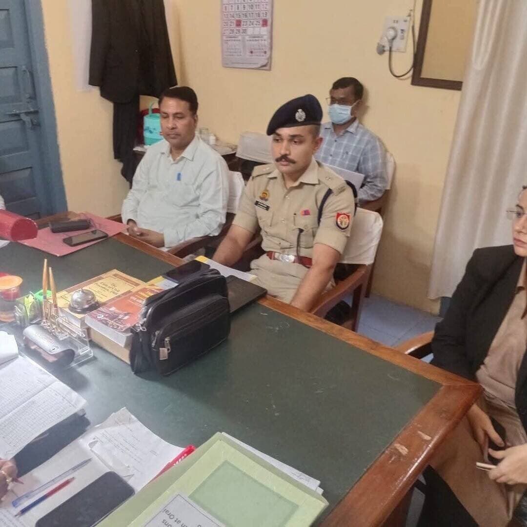 राष्ट्रीय लोक अदालत की सफलता के लिए अधिकारियों को दिए आवश्यक दिशा-निर्देश
12 सितंबर को आयोजित होगी राष्ट्रीय लोक अदालत, लंबित मामलों के शीघ्र निस्तारण पर दिया जोर
उरई (जालौन)। उत्तर प्रदेश राज्य विधिक सेवा प्राधिकरण के तत्वावधान में आगामी 12 सितंबर 2026 को आयोजित होने वाली राष्ट्रीय लोक अदालत की सफलता सुनिश्चित करने के लिए बुधवार को समीक्षा बैठक आयोजित की गई। जनपद न्यायाधीश श्री विरजेन्द्र कुमार सिंह के कुशल मार्गदर्शन में नोडल अधिकारी/अपर जिला न्यायाधीश सतीश चन्द्र द्विवेदी की अध्यक्षता में उनके विश्राम कक्ष में जिला प्रशासन के नोडल अधिकारियों के साथ बैठक संपन्न हुई। बैठक में संबंधित अधिकारियों को राष्ट्रीय लोक अदालत को सफल बनाने के लिए आवश्यक दिशा-निर्देश दिए गए।
नोडल अधिकारी/अपर जिला न्यायाधीश श्री सतीश चन्द्र द्विवेदी ने अपर जिला मजिस्ट्रेट (न्यायिक) योगेन्द्र सिंह को निर्देशित किया कि विभिन्न उपजिला मजिस्ट्रेट न्यायालयों में लंबित दाण्डिक प्रकीर्ण वादों तथा तहसील स्तर पर लंबित राजस्व मामलों को चिन्हित कर उनकी सूची शीघ्र जिला विधिक सेवा प्राधिकरण को उपलब्ध कराई जाए। साथ ही संबंधित विभागों से जुड़े मामलों में प्रभावी एवं तत्परता से पैरवी सुनिश्चित कराने के निर्देश दिए गए। बैठक में पुलिस विभाग की ओर से अपर पुलिस अधीक्षक डॉ. ईशान सोनी मौजूद रहे। उनसे अपेक्षा की गई कि सभी थानों के प्रभारी निरीक्षक एवं थानाध्यक्षों को निर्देश जारी कर न्यायालयों से जारी सम्मन एवं नोटिसों का शत-प्रतिशत तामीला सुनिश्चित कराया जाए, जिससे अधिक से अधिक मामलों का निस्तारण राष्ट्रीय लोक अदालत में कराया जा सके।
सचिव जिला विधिक सेवा प्राधिकरण श्रीमती मनाली चन्द्रा ने स्वास्थ्य विभाग के अपर मुख्य चिकित्साधिकारी डॉ. ए.पी. वर्मा से कहा कि आशा बहुओं की नियमित बैठकों में राष्ट्रीय लोक अदालत के आयोजन का व्यापक प्रचार-प्रसार कराया जाए। इसके साथ ही चिकित्सा विभाग से संबंधित लंबित एवं प्री-लिटिगेशन मामलों की सूची शीघ्र जिला विधिक सेवा प्राधिकरण उरई को उपलब्ध कराने के निर्देश दिए।वहीं, सूचना अधिकारी पंकज तिवारी को राष्ट्रीय लोक अदालत के संबंध में प्रिंट एवं डिजिटल मीडिया के माध्यम से व्यापक प्रचार-प्रसार कराने के निर्देश दिए गए, ताकि आमजन को लोक अदालत में मामलों के निस्तारण के लाभ एवं प्रक्रिया की जानकारी मिल सके। बैठक में अधिकारियों ने राष्ट्रीय लोक अदालत में अधिक से अधिक मामलों का निस्तारण सुनिश्चित कराने तथा आमजन को इसका लाभ पहुंचाने के लिए आपसी समन्वय के साथ कार्य करने पर जोर दिया।