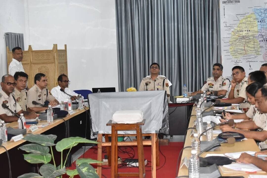 গোমতী জেলা পুলিশের মাসিক ক্রাইম কনফারেন্স ও বিদায় সংবর্ধনা অনুষ্ঠান
আজ, ০৯ সেপ্টেম্বর ২০২৬ ইং, ধজনগর পুলিশ লাইন্সের কনফারেন্স হলে গোমতী জেলা পুলিশের মাসিক ক্রাইম কনফারেন্স অনুষ্ঠিত হয়। অনুষ্ঠানে সভাপতিত্ব করেন গোমতী জেলার পুলিশ সুপার।
কনফারেন্সে জেলার সামগ্রিক আইন-শৃঙ্খলা পরিস্থিতি, অপরাধ নিয়ন্ত্রণ, মামলার তদন্তের অগ্রগতি এবং জননিরাপত্তা সংক্রান্ত বিভিন্ন গুরুত্বপূর্ণ বিষয় নিয়ে বিস্তারিত পর্যালোচনা ও আলোচনা করা হয়। পুলিশি কার্যক্রমকে আরও কার্যকর, পেশাদার ও জনমুখী করার লক্ষ্যে প্রয়োজনীয় দিকনির্দেশনা প্রদান করা হয়।
এই কনফারেন্সে আসন্ন টিটিএএডিসি ভিলেজ কমিটি (ভিসি) নির্বাচন কে সামনে রেখে জেলার সকল মহকুমা পুলিশ আধিকারিক (এসডিপিও) এবং সকল থানার অফিসার-ইন-চার্জদের প্রতি বিশেষ নির্দেশনা দেওয়া হয়। নির্দেশনায় বলা হয় যে, নির্বাচনকে সম্পূর্ণ শান্তিপূর্ণ, নিরপেক্ষ ও সুষ্ঠুভাবে সম্পন্ন করার জন্য আইন-শৃঙ্খলা বজায় রাখা, সংবেদনশীল এলাকায় কঠোর নজরদারি, ভোটকেন্দ্র ও ভোটারদের নিরাপত্তা নিশ্চিতকরণ এবং কোনো অনাকাঙ্ক্ষিত ঘটনা যাতে না ঘটে সে বিষয়ে সর্বোচ্চ সতর্কতা অবলম্বন করতে হবে। নির্বাচনী আচরণবিধি কঠোরভাবে মেনে চলা এবং নির্বাচন সংক্রান্ত কর্তৃপক্ষের সঙ্গে নিবিড় সমন্বয় রক্ষা করারও নির্দেশ দেওয়া হয়।
এছাড়াও, দীর্ঘ কর্মজীবনে নিষ্ঠা, কর্তব্যপরায়ণতা ও আন্তরিকতার সঙ্গে পুলিশ বিভাগে সেবা প্রদান করে অবসরগ্রহণকারী পুলিশ কর্মীদের সম্মান জানিয়ে একটি বিদায় সংবর্ধনা অনুষ্ঠানের আয়োজন করা হয়। তাঁদের দীর্ঘদিনের মূল্যবান অবদান ও সেবার জন্য গোমতী জেলা পুলিশের পক্ষ থেকে আন্তরিক কৃতজ্ঞতা ও শুভেচ্ছা জ্ঞাপন করা হয়।
গোমতী জেলা পুলিশ তাঁদের সুস্বাস্থ্য, সুখী ও শান্তিপূর্ণ অবসরজীবন কামনা করে।
— গোমতী জেলা পুলিশ
Tripura Police
CMO Tripura
@DMGomati