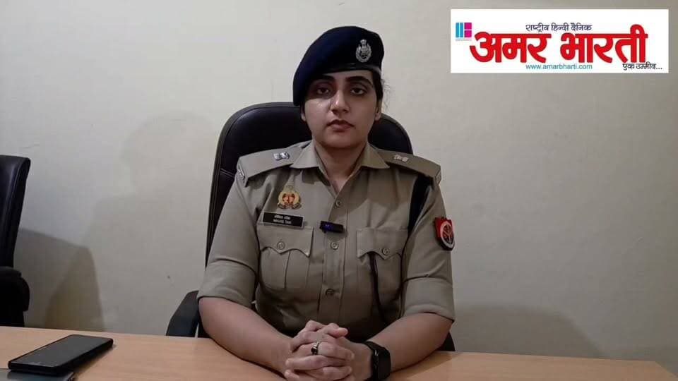 गनर से धक्का-मुक्की मामले में बड़ा अपडेट! पुलिस ने लिया संज्ञान,
_जनपद बांदा के थाना कोतवाली नगर क्षेत्र से एक वीडियो संज्ञान में आया है जिसमें एक व्यक्ति द्वारा गनर ड्यूटी में लगे एक सिपाही के साथ गाड़ी हटाने की बात को लेकर वाद-विवाद और धक्का-मुक्की की गई। इस वीडियो को संज्ञान में लेते हुए तहरीर प्राप्त कर सुसंगत धाराओं में अभियोग पंजीकृत किया जा रहा है। उक्त व्यक्ति की गिरफ्तारी हेतु टीमों को लगा दिया गया है, उसे जल्द ही गिरफ्तार कर आगे की विधिक कार्यवाही की जाएगी।_
बयान से साफ है कि कोतवाली नगर पुलिस ने इस मामले में केस दर्ज करना शुरू कर दिया है और आरोपी की गिरफ्तारी के लिए टीमें लगा दी गई हैं। जल्द ही आरोपी को पकड़कर कानूनी कार्रवाई की जाएगी।
