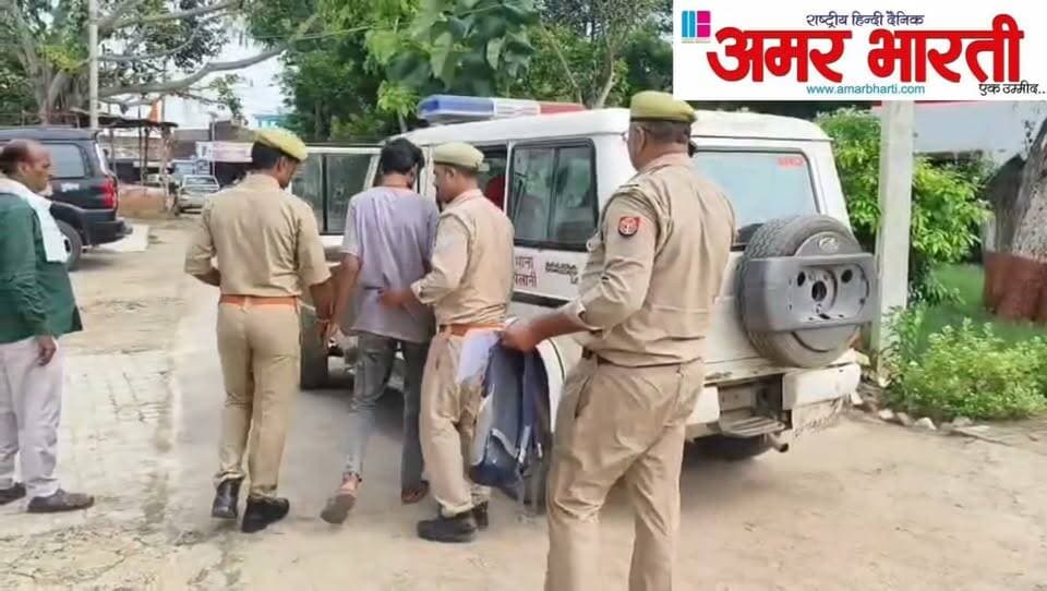 बाँदा :-सोशल मीडिया पर अवैध तमंचा का प्रदर्शन करने वाले अभियुक्त को थाना पैलानी पुलिस ने किया गिरफ्तार, कब्जे से अवैध तमंचा एवं जिन्दा कारतूस बरामद ।*
*विवरण-* पुलिस अधीक्षक बांदा पलाश बंसल के निर्देशन में जनपद में अपराध एवं अपराधियों पर नियंत्रण लगाये जाने तथा अवैध शस्त्रों के विरुद्ध की जा रही कार्यवाही के क्रम में थाना पैलानी पुलिस द्वारा सोशल मीडिया पर अवैध तमंचे का प्रदर्शन करने वाले अभियुक्त को गिरफ्तार कर लिया गया है । अभियुक्त के कब्जे से अवैध तमंचा व जिन्दा कारतूस बरामद हुआ है । गौरतलब हो कि आज दिनांक 09.09.2026 को थाना पैलानी पुलिस द्वारा मुखबिर की सूचना पर सोशल मीडिया पर अवैध तमंचे का प्रदर्शन करने वाले एक व्यक्ति को रपटा केन नदी पैलानी के पास से गिरफ्तार कर लिया है । तलाशी के दौरान अभियुक्त के कब्जे से एक अवैध तमंचा व एक जिन्दा कारतूस बरामद हुआ । जिसके सम्बन्ध में थाना पैलानी में अभियोग पंजीकृत करते हुए अभियुक्त को गिरफ्तार कर सम्बन्धित मा0 न्यायालय भेजा गया ।
*बरामदगी-*
▪️01 अवैध तमंचा 12 बोर
▪️01 जिन्दा कारतूस 12 बोर
*गिरफ्तार अभियुक्त-*
1. प्रेमनारायण पुत्र राजाभईया निवासी ग्राम खप्टिहाकला थाना पैलानी जनपद बांदा ।
*पंजीकृत अभियोग-*
▪️मु0अ0सं0- 193/26 धारा 3/25 आर्म्स एक्ट थाना पैलानी जनपद बांदा ।
*गिरफ्तारी करने वाली टीम-*
1. उ0नि0 कृष्णप्रताप सिंह
2. हे0कां0 धीरेन्द्र सिंह