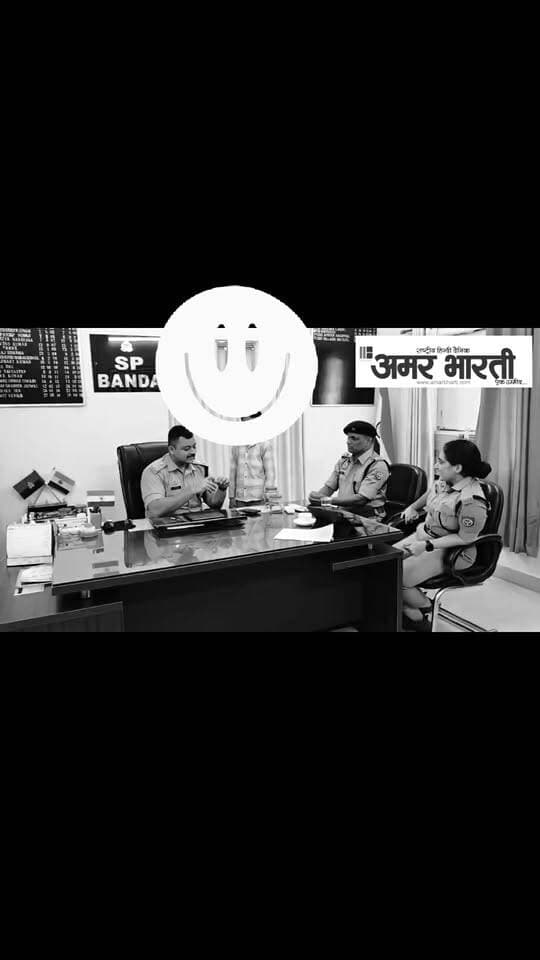 बाँदा :-ऑपरेशन मुस्कान के तहत विशेष किशोर पुलिस इकाई (SJPU) एवं चाइल्ड हेल्पलाइन बांदा द्वारा गुम/भटके 14 वर्षीय बच्चे के परिजनों का पता लगाकर सकुशल किया गया सुपुर्द ।*
विवरण- पुलिस अधीक्षक बांदा पलाश बंसल के निर्देशन व अपर पुलिस अधीक्षक शिवराज के नेतृत्व में चलाये जा रहे अभियान “ऑपरेशन मुस्कान” के क्रम में आज दिनांक 09.09.2026 को ऑपरेशन मुस्कान के तहत विशेष किशोर पुलिस इकाई (SJPU) चाइल्ड हेल्पलाइन बांदा द्वारा गुम/भटके 14 वर्षीय बच्चे के परिजनों का पता लगाकर सकुशल सुपुर्द किया गया है । गौरतलब है कि दिनांक 07.09.2026 को आरपीएफ को ट्रेन में यात्रा कर रहे एक व्यक्ति द्वारा एक बच्चे के संबंध में रेलवे हेल्पलाइन नंबर 139 के माध्यम से सूचना प्राप्त हुई । सूचना प्राप्त होते ही बच्चे की सुरक्षा एवं संरक्षण को दृष्टिगत रखते हुए चाइल्ड हेल्पलाइन बांदा द्वारा तत्काल कार्यवाही कर बच्चे को सुरक्षित संरक्षण में लिया गया । काउंसलिंग के दौरान बच्चे द्वारा बताया गया कि वह कानपुर में अपनी मौसी के पास रहकर पढ़ाई करता था तथा दिनांक 07.09.2026 की शाम कानपुर से ट्रेन द्वारा अपने घर जाने के लिए निकला था । यात्रा के दौरान ट्रेन में मौजूद एक व्यक्ति ने बच्चे को अकेले देखकर उसके संबंध में रेलवे हेल्पलाइन नंबर 139 पर सूचना दी थी । काउंसलिंग के दौरान बच्चे द्वारा अपने घर के संबंध में गोरखपुर देवरिया एवं जनपद मऊ की जानकारी दी गई । बच्चे के परिजनों की सही पहचान एवं पते की पुष्टि हेतु चाइल्ड हेल्पलाइन बांदा द्वारा तीनों जनपदों की चाइल्ड हेल्पलाइन से संपर्क किया गया । इस क्रम में जनपद मऊ चाइल्ड हेल्पलाइन द्वारा बच्चे के मऊ जनपद का निवासी होने की पुष्टि की गई इसके पश्चात चाइल्ड हेल्पलाइन बांदा द्वारा बच्चे के माता-पिता से संपर्क स्थापित कर उन्हें बच्चे के सुरक्षित संरक्षण एवं उपलब्धता के संबंध में जानकारी दी गई । परिजनों के सत्यापन एवं आवश्यक प्रक्रिया पूर्ण करने के उपरांत बच्चे को बाल कल्याण समिति बांदा के समक्ष प्रस्तुत कर आवश्यक कार्यवाही पूर्ण करने के पश्चात बच्चे को सकुशल उसके माता-पिता के सुपुर्द कर दिया गया । बच्चे को सकुशल पाकर परिजनों द्वारा चाइल्ड हेल्पलाइन बांदा एवं बांदा पुलिस का आभार व्यक्त किया गया ।
*पुलिस टीम का विवरण-*
1. आकाश यादव प्रभारी चाइल्ड हेल्पलाइन बांदा
2. कां0 प्रशांत यादव SJPU कार्यालय बांदा