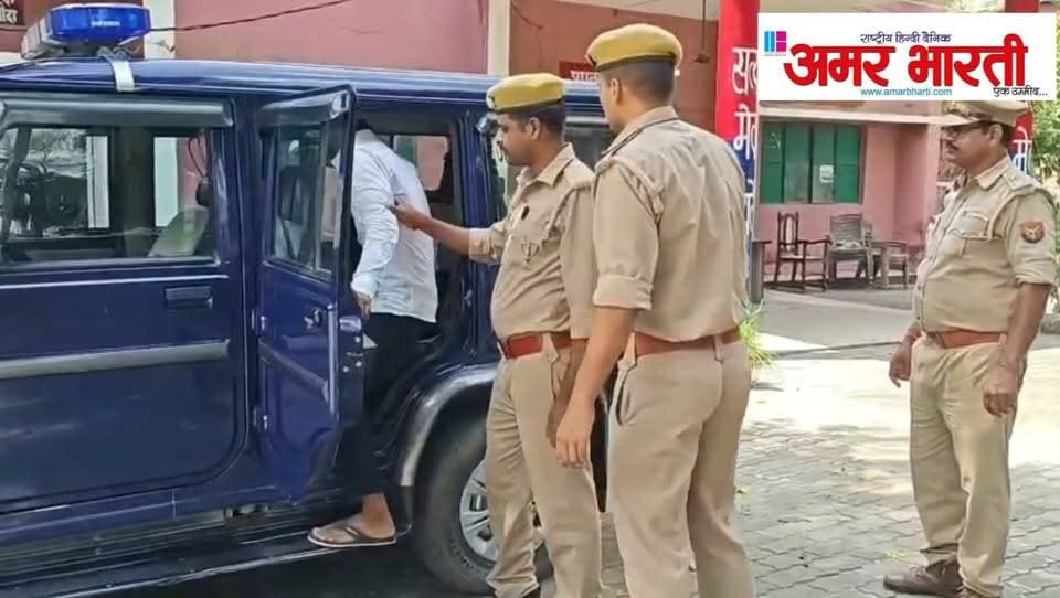 बाँदा :-कालिंजर पुलिस ने 24 घंटे में किया भैंस चोरी का खुलासा, 3 चोर गिरफ्तार - चोरी की भैंस, पड़वा और लोडर बरामद
*बांदा।* थाना कालिंजर पुलिस को बड़ी सफलता मिली है। पुलिस ने सूचना के 24 घंटे के भीतर भैंस चोरी करने वाले गिरोह के 3 शातिर चोरों को गिरफ्तार कर लिया है। पकड़े गए चोरों की निशानदेही पर चोरी गई भैंस, एक पड़वा और वारदात में इस्तेमाल लोडिंग वाहन बरामद किया गया है।
*क्या था मामला -*
ग्राम गुढ़ाकला निवासी लालबाबू ने थाना कालिंजर में तहरीर देकर बताया था कि 13 अगस्त 2026 की रात अज्ञात चोर उनकी भैंस चोरी कर ले गए हैं। पुलिस ने तत्काल मुकदमा दर्ज कर एसपी * पलाश बंसल* के निर्देशन में टीमों का गठन किया था।
मुखबिर की सूचना पर पुलिस ने बसराही तिराहे के पास घेराबंदी कर तीनों आरोपियों को धर दबोचा।
*गिरफ्तार आरोपी -*
1. महेन्द्र पुत्र रामबोल निवासी टेढी कबरी, थाना सरवई, छतरपुर (म.प्र.)
2. आशीष पुत्र साकेत बिहारी निवासी टेढी कबरी, थाना सरवई, छतरपुर (म.प्र.)
3. निशान्त पुत्र सुरेश निवासी बसराही, थाना कालिंजर, बांदा
आरोपियों में दो मध्यप्रदेश के छतरपुर जिले के रहने वाले हैं जो सीमावर्ती इलाकों में पशु चोरी की वारदातों को अंजाम देते थे।
*बरामदगी -*
- 1 भैंस
- 1 पड़वा
- 1 लोडिंग वाहन (घटना में प्रयुक्त)
आरोपियों के खिलाफ थाना कालिंजर में *मु0अ0सं0 121/26 धारा 303(2)/317(2) BNS* के तहत कार्रवाई की गई है।
*गिरफ्तार करने वाली टीम -* थानाध्यक्ष दारा सिंह, SI प्रवेश कुमार मिश्र, कां. आशीष, राहुल, अजयपाल और सूरज कुमार।