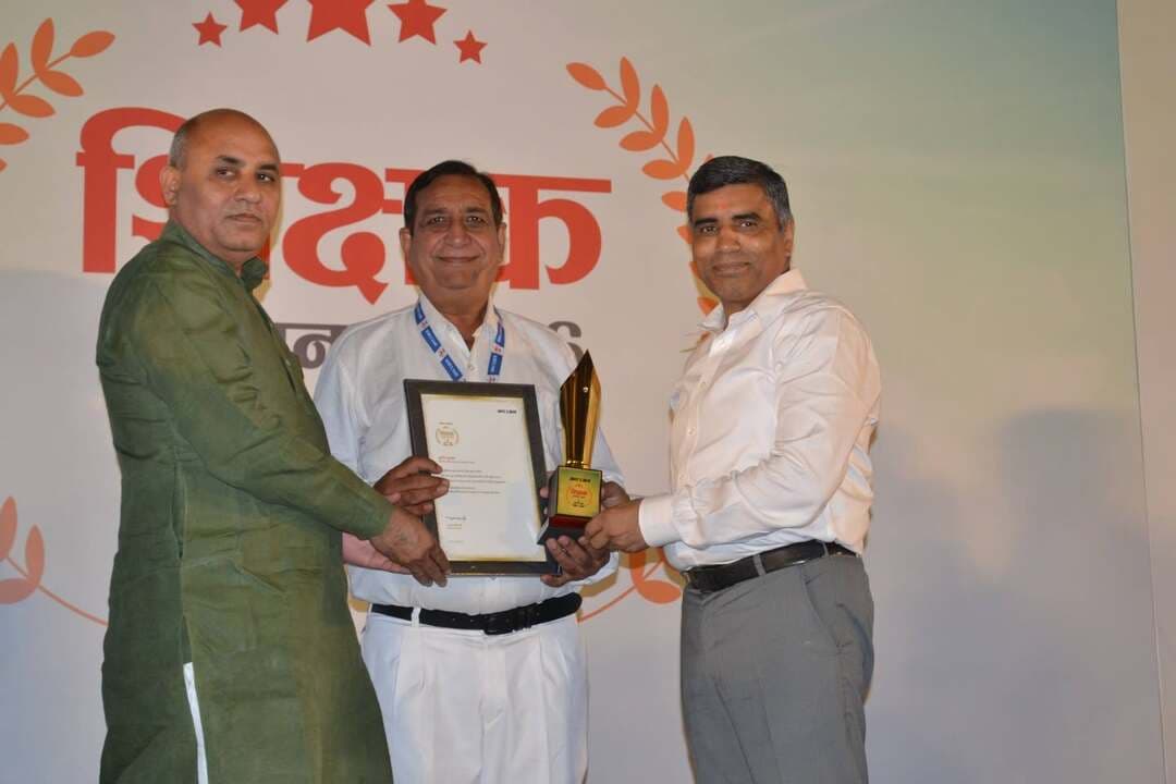 विद्यार्थियों की पसंद बने सुनील वालिया, ‘फेवरेट टीचर अवॉर्ड’ से सम्मानित
कुंजपुरा, करनाल। पीएम श्री राजकीय वरिष्ठ माध्यमिक विद्यालय कुंजपुरा के टीजीटी गणित शिक्षक सुनील वालिया को अमर उजाला समूह की ओर से आयोजित ‘फेवरेट टीचर अवॉर्ड’ से सम्मानित किया गया। विद्यार्थियों द्वारा की गई वोटिंग के आधार पर उनका चयन किया गया।
रोहतक में आयोजित सम्मान समारोह में हरियाणा के शिक्षा मंत्री महीपाल ढांडा ने सुनील वालिया को सम्मान प्रदान किया। इस अवसर पर विद्यालय के प्राचार्य सतवीर सिंह भी उपस्थित रहे।
सुनील वालिया को सम्मान मिलने पर विद्यालय परिवार में खुशी का माहौल रहा। प्राचार्य, स्टाफ सदस्यों और विद्यार्थियों ने उन्हें बधाई देते हुए उनके समर्पण, मेहनत, प्रभावी शिक्षण शैली और विद्यार्थियों के प्रति आत्मीय व्यवहार की सराहना की।
प्राचार्य सतवीर सिंह ने कहा कि विद्यार्थियों की वोटिंग के आधार पर मिला यह सम्मान सुनील वालिया की लोकप्रियता और विद्यार्थियों के साथ उनके मजबूत संबंधों का प्रमाण है। उन्होंने कहा कि ऐसे सम्मान शिक्षकों को और अधिक उत्साह व समर्पण के साथ कार्य करने के लिए प्रेरित करते हैं।
सुनील वालिया की इस उपलब्धि से पीएम श्री जी.एस.एस.एस. कुंजपुरा का गौरव बढ़ा है।
#HVN24
