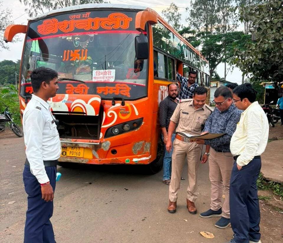 यातायात नियमों के उल्लंघन पर 22 वाहनों के चालान, ₹7,900 समन शुल्क वसूला
परिवहन विभाग और यातायात पुलिस की संयुक्त कार्रवाई, बिना हेलमेट, सीट बेल्ट, तीन सवारी और बिना लाइसेंस वाहन चलाने वालों पर कार्रवाई
डिंडौरी में यातायात नियमों का पालन सुनिश्चित कराने के उद्देश्य से जिला परिवहन विभाग एवं यातायात पुलिस द्वारा बुधवार को डिंडौरी में संयुक्त रूप से सघन वाहन जांच एवं चालानी कार्रवाई की गई। कार्रवाई जिला परिवहन अधिकारी विमलेश गुप्ता एवं थाना प्रभारी यातायात सुभाष उइके के नेतृत्व में की गई।
जांच के दौरान बसों में यातायात नियमों के उल्लंघन के मामलों में 4 चालान जारी कर ₹2,000 समन शुल्क वसूला गया। वहीं अन्य वाहनों की जांच में बिना सीट बेल्ट, तीन सवारी, बिना हेलमेट, बिना ड्राइविंग लाइसेंस सहित अन्य नियमों के उल्लंघन पर 18 चालान जारी किए गए और ₹5,900 समन शुल्क वसूला गया।
इस प्रकार संयुक्त कार्रवाई में कुल 22 चालानों के माध्यम से ₹7,900 समन शुल्क वसूला गया। अधिकारियों ने वाहन चालकों को आवश्यक दस्तावेज साथ रखने, दोपहिया वाहन चलाते समय हेलमेट और चार पहिया वाहन में सीट बेल्ट का अनिवार्य रूप से उपयोग करने की समझाइश दी।
अधिकारियों ने नाबालिगों को वाहन नहीं देने तथा सड़क सुरक्षा से जुड़े सभी नियमों का पालन करने की अपील की। कार्रवाई के दौरान परिवहन कार्यालय से पंकज डेहरिया एवं शंकर चारिया तथा यातायात पुलिस से सउनि राम रूप विश्वकर्मा, आरक्षक राजन, विष्णु एवं अनिल मौजूद रहे।
#Dindori #TrafficPolice #TrafficRules #MadhyaPradesh #BreakingNews