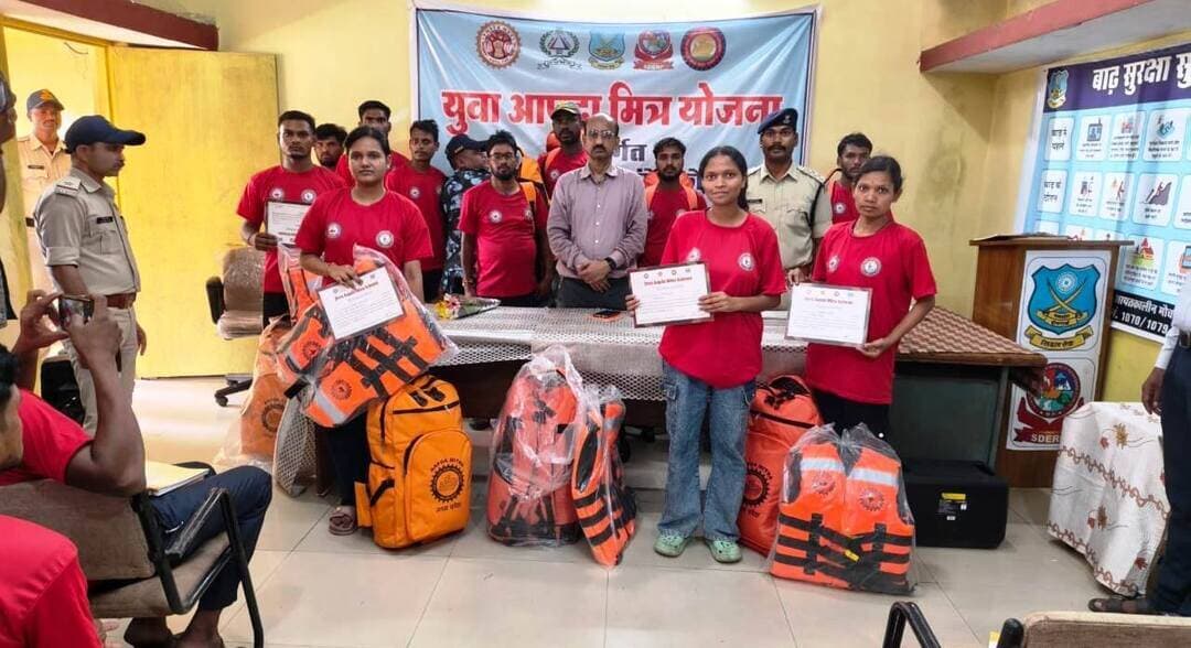 आपदा मित्र बनेगा संकट की घड़ी में मदद का भरोसेमंद हाथ
सात दिवसीय प्रशिक्षण में 120 स्वयंसेवकों ने सीखी आपदा प्रबंधन और बचाव की तकनीकें
डिंडौरी आपदा के समय त्वरित राहत एवं बचाव कार्यों के लिए स्थानीय स्तर पर प्रशिक्षित मानव संसाधन तैयार करने के उद्देश्य से आयोजित आपदा मित्र योजना का सात दिवसीय प्रशिक्षण बुधवार को सफलतापूर्वक सम्पन्न हुआ। मध्यप्रदेश राज्य आपदा प्रबंधन प्राधिकरण एवं जिला आपदा प्रबंधन प्राधिकरण-होमगार्ड के संयुक्त तत्वावधान में यह प्रशिक्षण 3 से 9 सितंबर तक जिला होमगार्ड प्रशिक्षण केंद्र, डिंडौरी में आयोजित किया गया।
समापन समारोह में मुख्य अतिथि अपर कलेक्टर जे.पी. यादव ने कहा कि आपदा की स्थिति में शुरुआती समय बेहद महत्वपूर्ण होता है। ऐसे समय में प्रशिक्षित आपदा मित्र लोगों की मदद करने, राहत-बचाव कार्यों में सहयोग देने और प्रशासन के साथ बेहतर समन्वय स्थापित करने में महत्वपूर्ण भूमिका निभा सकते हैं। उन्होंने स्वयंसेवकों से भविष्य में भी समाज सेवा के लिए तत्पर रहने का आह्वान किया।
प्रशिक्षण के दौरान 120 स्वयंसेवकों, जिनमें 80 युवक एवं 40 युवतियां शामिल रहीं, को प्राकृतिक एवं मानवजनित आपदाओं से निपटने का सैद्धांतिक एवं व्यावहारिक प्रशिक्षण दिया गया। स्वयंसेवकों ने भूकंप, आगजनी, बाढ़, चक्रवात, आकाशीय बिजली और सूखा जैसी आपदाओं के साथ-साथ बेसिक लाइफ सपोर्ट, प्राथमिक उपचार, सीपीआर, सर्पदंश, रोप रेस्क्यू तथा सर्च एंड रेस्क्यू जैसी तकनीकें सीखीं।
प्रशिक्षण में न्यूक्लियर, केमिकल, बायोलॉजिकल एवं रेडियोलॉजिकल आपदाओं के दौरान राहत एवं बचाव के आवश्यक तौर-तरीकों की जानकारी भी दी गई। इसके अलावा महामारी से उत्पन्न संभावित खतरों और आधुनिक परिस्थितियों में आपदा प्रबंधन की चुनौतियों से निपटने के संबंध में भी स्वयंसेवकों को प्रशिक्षित किया गया।
अधिकारियों के अनुसार प्रशिक्षण प्राप्त आपदा मित्र आवश्यकता पड़ने पर प्रशासन के साथ मिलकर प्रभावित लोगों तक तत्काल सहायता पहुंचाने में सहयोग करेंगे। होमगार्ड कमांडेंट नरेश साहू के मार्गदर्शन में प्रशिक्षण की व्यवस्थाएं की गईं। समापन अवसर पर मुख्य अतिथि द्वारा सभी आपदा मित्र स्वयंसेवकों को ‘आपदा किट’ वितरित की गई। कार्यक्रम में कंपनी कमांडर शिवराज पंद्रे सहित होमगार्ड एवं एसडीआरएफ के जवान मौजूद रहे।
#Dindori #AapdaMitra #DisasterManagement #MadhyaPradesh #BreakingNews