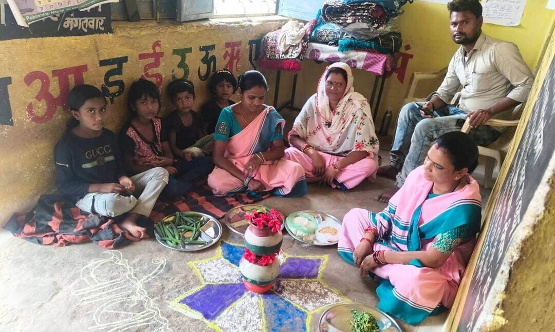 डिंडौरी जिले में राष्ट्रीय पोषण माह 2026 का शुभारंभ
“हमारी आंगनवाड़ी, हमारी जिम्मेदारी” थीम के साथ जिलेभर में शुरू हुआ जागरूकता अभियान
डिंडौरी जिले में राष्ट्रीय पोषण माह 2026 का शुभारंभ कलेक्टर श्रीमती अंजू पवन भदौरिया एवं जिला कार्यक्रम अधिकारी श्री श्याम सिंगौर के निर्देशन में किया गया। जिले के सभी आंगनवाड़ी केंद्रों पर वाराणसी, उत्तर प्रदेश में आयोजित राष्ट्रीय स्तर के कार्यक्रम की वेबकास्टिंग के माध्यम से पोषण माह की गतिविधियों की शुरुआत हुई।
इस अवसर पर आंगनवाड़ी कार्यकर्ताओं ने केंद्रों एवं आसपास के क्षेत्रों में इस वर्ष की थीम “हमारी आंगनवाड़ी, हमारी जिम्मेदारी” के तहत दीवार लेखन कर पोषण संबंधी संदेशों का प्रचार-प्रसार किया। अभियान के माध्यम से आमजन को बेहतर पोषण और स्वस्थ जीवनशैली के प्रति जागरूक करने का प्रयास किया जा रहा है।
राष्ट्रीय पोषण माह के दौरान जिले के आंगनवाड़ी केंद्रों पर पोषण, मातृ एवं शिशु स्वास्थ्य, आहार विविधता, पर्याप्त प्रोटीन, ताजा एवं पका हुआ भोजन, सामुदायिक सहभागिता तथा बच्चों के प्रारंभिक विकास एवं शिक्षा से संबंधित विभिन्न गतिविधियां और जागरूकता कार्यक्रम आयोजित किए जाएंगे।
अभियान का आयोजन 9 सितंबर से 8 अक्टूबर 2026 तक किया जाएगा। इसका उद्देश्य जनसमुदाय में पोषण संबंधी जागरूकता बढ़ाने के साथ आंगनवाड़ी केंद्रों के माध्यम से स्वस्थ जीवनशैली और बेहतर पोषण व्यवहार को बढ़ावा देना है। विभाग द्वारा विभिन्न गतिविधियों के जरिए अधिक से अधिक लोगों की सहभागिता सुनिश्चित करते हुए पोषण का संदेश जन-जन तक पहुंचाने का लक्ष्य रखा गया है।
#Dindori #RashtriyaPoshanMaah #PoshanMaah2026 #Anganwadi #MadhyaPradesh