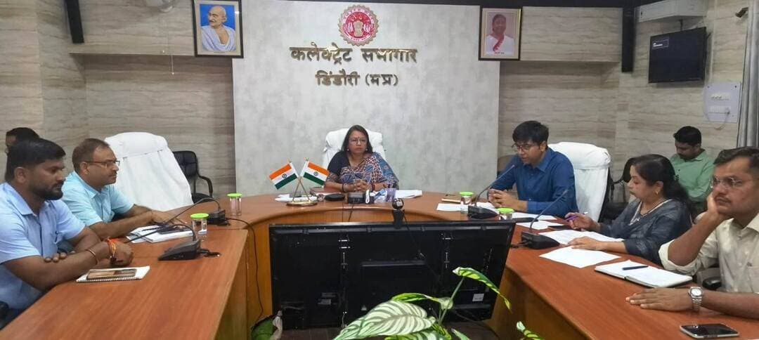 निर्माण कार्यों में गुणवत्ता और उपयोगिता का रखें विशेष ध्यान– कलेक्टर
जनपद पंचायतों की निर्माण कार्ययोजना की समीक्षा; गुणवत्ता में लापरवाही मिलने पर संबंधित अधिकारियों पर कार्रवाई के निर्देश
डिंडौरी कलेक्टर अंजू पवन भदौरिया की अध्यक्षता में कलेक्टर सभागार में जनपद पंचायतों की निर्माण कार्ययोजना की समीक्षा बैठक आयोजित की गई। बैठक में मुख्य कार्यपालन अधिकारी जिला पंचायत दिव्यांशु चौधरी, सभी जनपद पंचायतों के मुख्य कार्यपालन अधिकारी एवं संबंधित अधिकारी मौजूद रहे।
समीक्षा बैठक में कलेक्टर ने निर्देश दिए कि शासन द्वारा निर्माण कार्यों के लिए उपलब्ध कराई गई राशि का पूर्ण एवं निर्धारित प्रावधानों के अनुसार उपयोग सुनिश्चित किया जाए। उन्होंने कहा कि निर्माण कार्यों में गुणवत्ता का विशेष ध्यान रखते हुए भवन एवं अन्य संरचनाएं आकर्षक, उपयोगी और टिकाऊ बनाई जाएं।
कलेक्टर ने स्पष्ट किया कि निर्माण कार्यों की गुणवत्ता में किसी भी प्रकार की कोताही पाए जाने पर संबंधित अधिकारियों के विरुद्ध कार्रवाई की जाएगी। उन्होंने अधिकारियों को निर्देशित किया कि पंचायतों में ऐसे स्थानों पर निर्माण कार्य कराए जाएं, जहां उनका अधिक से अधिक लोगों को लाभ मिल सके और लंबे समय तक उनकी उपयोगिता बनी रहे।
उन्होंने अधिकारियों से कहा कि अपने कार्यकाल में ऐसे कार्य करें, जो जिले के विकास में स्थायी योगदान दें और स्थानांतरण के बाद भी उनके कार्यों को याद किया जाए। निर्माण कार्यों में गुणवत्ता, उपयोगिता और निर्धारित समय-सीमा का विशेष ध्यान रखने के निर्देश दिए गए।
मुख्य कार्यपालन अधिकारी जिला पंचायत दिव्यांशु चौधरी ने भी जनपद पंचायतों के अधिकारियों को स्वीकृत निर्माण कार्य निर्धारित समय-सीमा में पूर्ण कराने और प्रत्येक कार्य की नियमित मॉनिटरिंग सुनिश्चित करने के निर्देश दिए।
उन्होंने पंचायतों में निर्मित शासकीय भवनों में शौचालय, स्वच्छता और कचरा प्रबंधन की समुचित व्यवस्था सुनिश्चित करने पर विशेष जोर दिया।
#Dindori #DevelopmentWorks #QualityConstruction #MadhyaPradesh #BreakingNews