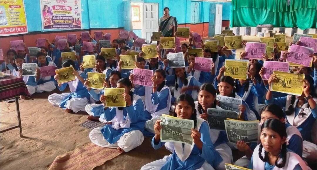 मिशन शक्ति और बेटी बचाओ-बेटी पढ़ाओ अभियान के तहत छात्राओं को किया जागरूक
बोंदर के शासकीय उच्चतर माध्यमिक विद्यालय में आयोजित हुआ जागरूकता कार्यक्रम; महिला एवं बालिका सुरक्षा, अधिकारों और हेल्पलाइन सेवाओं की दी जानकारी
डिंडौरी कलेक्टर अंजू पवन भदौरिया के निर्देशन एवं प्रभारी जिला कार्यक्रम अधिकारी श्याम सिंगोर के मार्गदर्शन में मिशन शक्ति (हब फॉर एंपावरमेंट ऑफ वूमेन) एवं बेटी बचाओ-बेटी पढ़ाओ अभियान के अंतर्गत शासकीय उच्चतर माध्यमिक विद्यालय, बोंदर में जागरूकता कार्यक्रम आयोजित किया गया। कार्यक्रम का आयोजन वन स्टॉप सेंटर, जिला डिंडौरी द्वारा किया गया।
कार्यक्रम में विद्यालयीन बालिकाओं को महिला एवं बालिका सुरक्षा तथा उनके अधिकारों से जुड़ी महत्वपूर्ण जानकारी दी गई। वन स्टॉप सेंटर एडमिनिस्ट्रेटर रितु खांडे ने मिशन शक्ति के तहत संचालित संबल एवं सामर्थ्य उपयोजनाओं, वन स्टॉप सेंटर और वहां उपलब्ध सहायता सेवाओं की जानकारी छात्राओं को दी।
इस दौरान छात्राओं को गुड टच-बैड टच, पॉक्सो एक्ट 2012, बालिका शिक्षा के महत्व, बाल विवाह और उसके दुष्परिणामों के बारे में विस्तार से जागरूक किया गया। छात्राओं को बताया गया कि किसी भी प्रकार की परेशानी या आवश्यकता होने पर वे संबंधित हेल्पलाइन सेवाओं के माध्यम से तत्काल सहायता प्राप्त कर सकती हैं।
वन स्टॉप सेंटर केस वर्कर सुमरतो सरोते ने भी वन स्टॉप सेंटर में उपलब्ध सहायता एवं सेवाओं के बारे में जानकारी दी। कार्यक्रम में महिला हेल्पलाइन 181, चाइल्ड हेल्पलाइन 1098, पुलिस हेल्पलाइन 112 और वन स्टॉप सेंटर हेल्पलाइन 7828195167 के संबंध में छात्राओं को बताया गया।
कार्यक्रम का उद्देश्य बालिकाओं को उनके अधिकारों, सुरक्षा उपायों और उपलब्ध सहायता सेवाओं के प्रति जागरूक करना रहा, ताकि आवश्यकता पड़ने पर वे समय रहते उचित सहायता प्राप्त कर सकें।
#Dindori #MissionShakti #BetiBachaoBetiPadhao #WomenEmpowerment #MadhyaPradesh