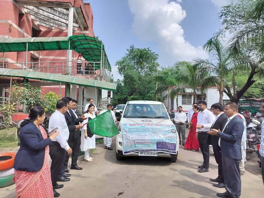 नेशनल लोक अदालत के प्रचार-प्रसार हेतु जिला न्यायालय परिसर से हरी झण्डी दिखाकर प्रचार वाहन को किया रवाना
---
राष्ट्रीय विधिक सेवा प्राधिकरण नई दिल्ली एवं म0प्र0 राज्य विधिक सेवा प्राधिकरण जबलपुर के निर्देशानुसार 12 सितम्बर 2026 को आयोजित होने वाली नेशनल लोक अदालत का व्यापक प्रचार-प्रसार आम-जन में करने हेतु आज प्रधान जिला न्यायाधीश/अध्यक्ष जिला विधिक सेवा प्राधिकरण टीकमगढ़ श्रीमती प्रवीणा व्यास द्वारा प्रचार वाहन एवं अन्य विभागों के वाहनों को हरी झण्डी दिखाकर रवाना किया गया।
इस दौरान प्रधान जिला न्यायाधीश/अध्यक्ष श्रीमती प्रवीणा व्यास ने कहा कि नेशनल लोक अदालत में अधिक से अधिक राजीनामा योग्य प्रकरणों का निराकरण कर लोक अदालत को सफल बनाये। लोक अदालत में राजीनामा करने से ना किसी की हार होती है, ना ही किसी की जीत होती है, बल्कि आपसी वैमनस्यता हमेशा के लिए खत्म होकर आपसी सदभाव बना रहता है। प्रचार वाहनों के द्वारा ऑडियो क्लिप एवं पेंप्लेट के माध्यम से लोक अदालत से होने वाले लाभों को बताकर आम-जन को अपने-अपने प्रकरण आपसी सहमति से लोक अदालत में निराकृत कराये जाने हेतु प्रेरित किया जा रहा है।
इस अवसर पर प्रधान न्यायाधीश कुटुम्ब न्यायालय श्री शमरोज खान, जिला न्यायाधीश श्री राजकुमार गुप्ता, श्री ज्ञानेश्वरी कुमरे, श्री वरूण पुनासे, श्री कमलेश भरकुण्डिया, मुख्य न्यायिक मजिस्टेªट श्री आशीष कुमार केशरवानी, जिला रजिस्ट्रार श्री मुदित लटौरिया सहित अन्य न्यायाधीशगण, सचिव, जिला विधिक सेवा प्राधिकरण श्रीमती सुनीता गोयल, जिला विधिक सहायता अधिकारी श्री अनुज कुमार चंसौरिया, एल.ए.डी.सी.एस. के अधिवक्तागण एवं जिला विधिक सेवा प्राधिकरण के कर्मचारीगण उपस्थित रहे।
#JansamparkMP
#Jansamparktikamgarh
#tikamgarh