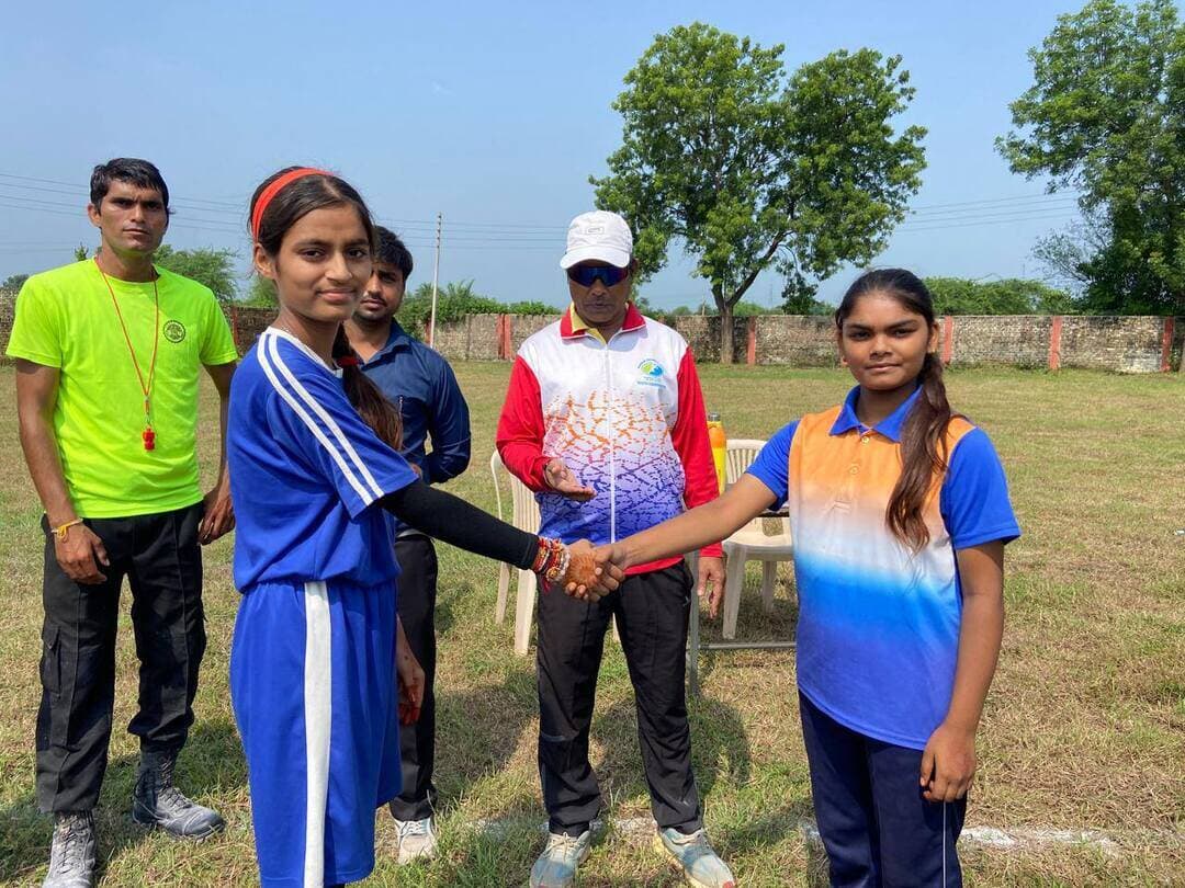 शिवपुरी में विभिन्न खेल प्रतियोगिताओं का आयोजनः 3 हजार से अधिक खिलाड़ियों ने लिया भाग
विजेता बालक-बालिका खिलाड़ियों को मेडल प्रदान कर किया गया पुरस्कृत
खेल और युवा कल्याण विभाग द्वारा हॉकी के जादूगर श्री मेजर ध्यानचंद जी के जन्म दिवस (राष्ट्रीय खेल दिवस) को उत्सव के रूप में मनाते हुए जिले में विभिन्न खेल प्रतियोगिताओं का सफल आयोजन किया गया। श्रीमंत माधवराव सिंधिया जिला खेल परिसर शिवपुरी में 29 अगस्त से 09 सितंबर 2026 तक इंटर स्कूल की विविध खेल स्पर्धाएं आयोजित की गईं, जिनमें ग्रामीण एवं शहरी क्षेत्र के 3 हजार से अधिक खिलाड़ियों ने उत्साहपूर्वक सहभागिता कर मेडल जीते।
*विभिन्न खेल विधाओं में खिलाड़ियों ने दिखाई प्रतिभा*
राष्ट्रीय खेल दिवस के उपलक्ष्य में आयोजित इन प्रतियोगिताओं का आयोजन जिला खेल परिसर के साथ-साथ शिवपुरी क्लब कराटे, मंगलम भवन (योग) तथा ग्रामीण क्षेत्र सिंह निवास में किया गया। इस दौरान जूडी, हॉकी, मलखम्ब, योगा, कबड्डी, वॉलीबॉल, एथलेटिक्स, शूटिंग एवं क्रिकेट जैसी विभिन्न खेल विधाओं में बालक व बालिका खिलाड़ियों ने अपनी खेल क्षमता का प्रदर्शन किया। इसके साथ ही समस्त विकासखंड मुख्यालयों पर भी खेल गतिविधियां आयोजित की गईं।
*स्वास्थ्य जागरूकता और राज्य खेल अकादमियों में प्रवेश की तैयारी*
जिला खेल और युवा कल्याण अधिकारी डॉ. के.के. खरे ने जानकारी देते हुए बताया कि इस प्रकार की खेल गतिविधियों से खिलाड़ियों में खेल के प्रति प्रेरणा जागृत होती है और वे स्वास्थ्य के प्रति जागरूक बनते हैं। उन्होंने बताया कि विभाग द्वारा समय-समय पर शासन से प्राप्त दिशा-निर्देशानुसार खेल गतिविधियों का आयोजन किया जाता है। भविष्य के लिए खिलाड़ियों को मध्य प्रदेश राज्य खेल अकादमियों में प्रवेश दिलाने हेतु तैयारी शुरू कर दी गई है, जिससे जिले के खिलाड़ी राष्ट्रीय एवं अंतर्राष्ट्रीय स्तर पर पहचान बना सकें।
जिला खेल अधिकारी ने सभी खिलाड़ियों से अपील की है कि वे खेल परिसर में उपलब्ध अत्याधुनिक खेल अधोसंरचना का उपयोग करने हेतु अपना पंजीयन कराएं एवं निर्धारित शुल्क जमा कर सुविधाओं का लाभ उठाएं।
CM Madhya Pradesh
Jansampark Madhya Pradesh
Department of Sports & Youth Welfare, Madhya Pradesh
#shivpuri