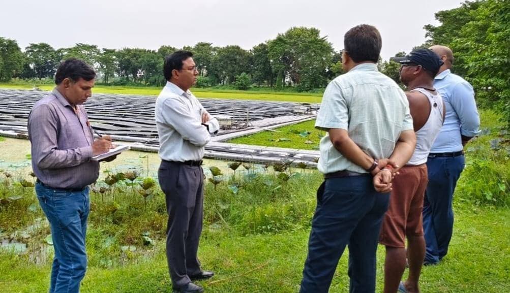 सुपौल में 525 kWp फ्लोटिंग सोलर प्लांट का DDC ने किया निरीक्षण, मछली पालन और बिजली उत्पादन बढ़ाने के दिए निर्देश
सुपौल जिले में नवीकरणीय ऊर्जा को बढ़ावा देने और स्थानीय स्तर पर रोजगार एवं आजीविका के अवसर बढ़ाने की दिशा में प्रशासन ने पहल तेज कर दी है। इसी क्रम में उप विकास आयुक्त (DDC) इंद्रवीर कुमार ने पिपरा प्रखंड के दीनापट्टी पंचायत अंतर्गत सखुआ गांव स्थित राजा पोखर में स्थापित 525 kWp फ्लोटिंग सोलर पावर प्लांट का निरीक्षण किया। निरीक्षण का मुख्य उद्देश्य प्लांट के वर्तमान संचालन, बिजली उत्पादन और पोखर के बेहतर उपयोग की स्थिति का जायजा लेना था।
निरीक्षण के दौरान स्थानीय लोगों ने बताया कि इस महत्वाकांक्षी फ्लोटिंग सोलर परियोजना का उद्घाटन पूर्व मुख्यमंत्री नीतीश कुमार द्वारा किया गया था। मौके पर लघु सिंचाई विभाग के कार्यपालक अभियंता, जिला मत्स्य पदाधिकारी, स्थानीय मुखिया सहित अन्य जनप्रतिनिधि और संबंधित अधिकारी मौजूद रहे।
उप विकास आयुक्त ने प्लांट के विभिन्न हिस्सों का बारीकी से निरीक्षण किया। उन्होंने अधिकारियों एवं स्थानीय प्रतिनिधियों से बिजली उत्पादन की वर्तमान स्थिति, प्लांट के रखरखाव और पोखर के उपयोग को लेकर जानकारी ली। इस दौरान स्थानीय लोगों और संचालक प्रतिनिधि ने बताया कि वर्तमान में प्लांट से प्रतिदिन लगभग 700 से 800 यूनिट बिजली का उत्पादन हो रहा है। वहीं, प्लांट के तीन इनवर्टर खराब होने की जानकारी भी दी गई।
बताया गया कि सभी खराब इनवर्टर को दुरुस्त कर दिए जाने के बाद बिजली उत्पादन बढ़कर लगभग 2400 यूनिट प्रतिदिन तक पहुंच सकता है। इस पर डीडीसी ने संबंधित तकनीकी एजेंसी को प्लांट के खराब उपकरणों को जल्द से जल्द बदलने और तकनीकी कमियों को दूर करने का निर्देश दिया। उन्होंने कहा कि प्लांट को उसकी निर्धारित क्षमता के अनुरूप संचालित करने के लिए रखरखाव कार्य में किसी प्रकार की लापरवाही नहीं होनी चाहिए।
निरीक्षण के दौरान पोखर की साफ-सफाई को लेकर भी डीडीसी ने गंभीरता दिखाई। उन्होंने प्रखंड विकास पदाधिकारी (BDO) और दीनापट्टी पंचायत के मुखिया को पोखर तथा उसके आसपास के पूरे परिसर की व्यापक साफ-सफाई सुनिश्चित कराने का निर्देश दिया।
इसके साथ ही उन्होंने “नीचे मछली, ऊपर बिजली” की अवधारणा को प्रभावी ढंग से लागू करने पर जोर दिया। जिला मत्स्य पदाधिकारी को पोखर में वैज्ञानिक तरीके से मछली पालन शुरू कराने और उसे सुचारू रूप से संचालित करने का निर्देश दिया गया। प्रशासन का उद्देश्य है कि सौर ऊर्जा उत्पादन के साथ-साथ मत्स्य पालन को बढ़ावा देकर स्थानीय लोगों के लिए रोजगार और अतिरिक्त आय के अवसर पैदा किए जाएं।
डीडीसी इंद्रवीर कुमार ने कहा कि यह फ्लोटिंग सोलर प्लांट जिले की एक महत्वाकांक्षी परियोजना है। उन्होंने सभी संबंधित विभागों को आपसी समन्वय के साथ काम करते हुए प्लांट को पूरी क्षमता से संचालित करने और इसके माध्यम से स्थानीय स्तर पर अधिक से अधिक लाभ सुनिश्चित करने का निर्देश दिया।