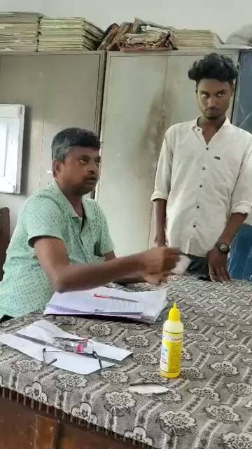 शिक्षा के मंदिर मे ये किस तरह का मामला वायरल वीडियो की चैनल पुष्टि नही करता मग़र जो दिख रहा हैं चिंताजनक हैं। आख़िर इस तरह से लूटखसोट छात्रों के साथ क्यों?