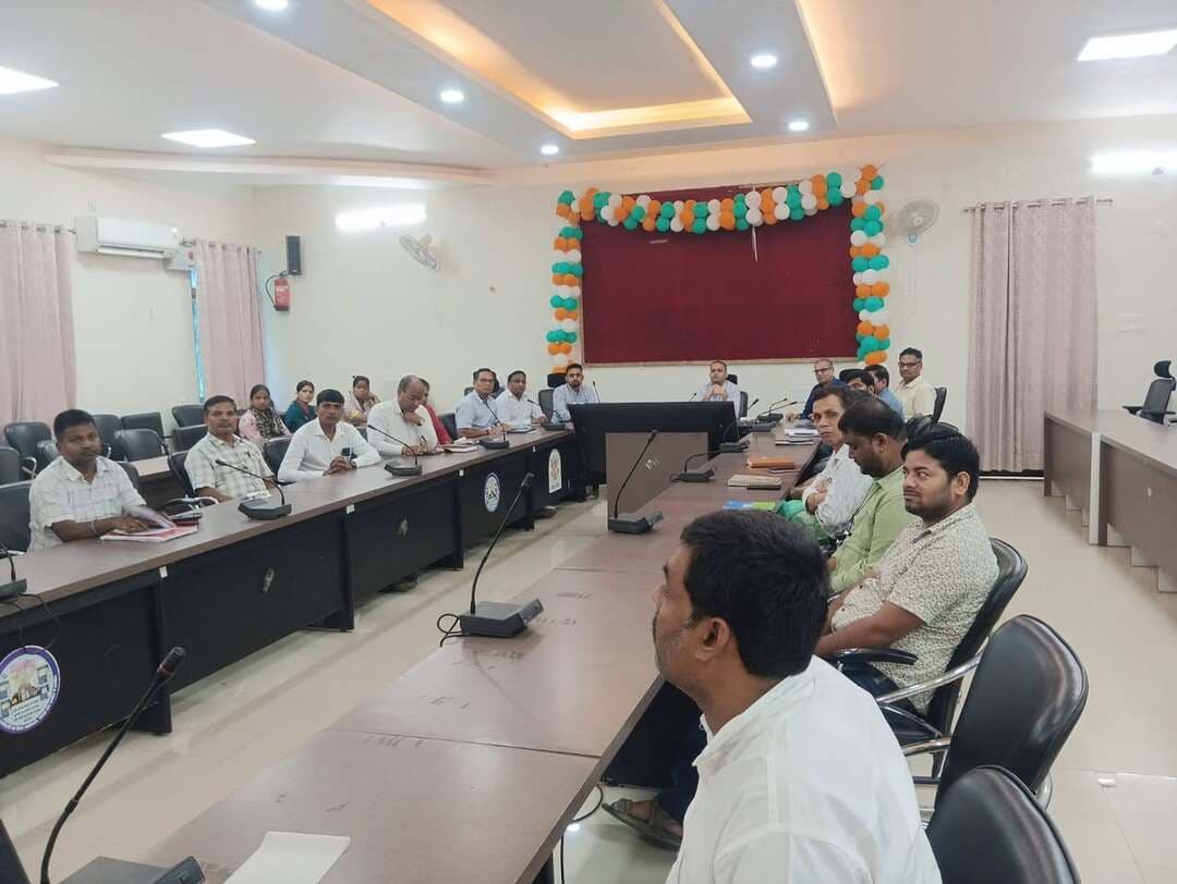 “हमारी आंगनवाड़ी, हमारी जिम्मेवारी” थीम के साथ 09 सितंबर से 08 अक्टूबर तक चलेगा पोषण अभियान
आज दिनांक 09.09.2026 को 09वें राष्ट्रीय पोषण माह-2026 का शुभारंभ माननीय मुख्यमंत्री, उत्तर प्रदेश श्री योगी आदित्यनाथ एवं माननीय मंत्री, महिला एवं बाल विकास मंत्रालय, भारत सरकार श्रीमती अन्नपूर्णा देवी द्वारा वर्चुअल माध्यम से किया गया। इस अवसर पर आयोजित लाइव वेबकास्ट कार्यक्रम में सहरसा जिले से उप विकास आयुक्त सहरसा, श्री गौरव कुमार, नगर आयुक्त, नगर निगम सहरसा, असैनिक शल्य चिकित्सक-सह-मुख्य चिकित्सा पदाधिकारी, जिला प्रोग्राम पदाधिकारी ICDS, जिला शिक्षा पदाधिकारी, सहायक निदेशक, सामाजिक सुरक्षा कोषांग एवं अन्य पदाधिकारी उपस्थित रहे। राष्ट्रीय पोषण माह-2026 का आयोजन 09 सितंबर 2026 से 08 अक्टूबर 2026 तक जिले में सभी संबंधित विभागों के समन्वय एवं सहभागिता से किया जाएगा। अभियान का उद्देश्य बच्चों, किशोरियों, गर्भवती एवं धात्री महिलाओं के पोषण स्तर में सुधार के साथ-साथ समुदाय में पोषण के प्रति जागरूकता, व्यवहार परिवर्तन तथा आंगनवाड़ी केन्द्रों के प्रति सामुदायिक स्वामित्व एवं जवाबदेही को मजबूत करना है। इस वर्ष 09वें राष्ट्रीय पोषण माह की मुख्य थीम “हमारी आंगनवाड़ी, हमारी जिम्मेवारी” रखी गई है। इसके अंतर्गत जिले में पोषण एवं बाल विकास से जुड़े विभिन्न विषयों पर विशेष रूप से गतिविधियां आयोजित की जाएंगी।
पोषण माह के प्रमुख विषय
1. आहार विविधता एवं पर्याप्त प्रोटीन
परिवारों एवं समुदाय को संतुलित एवं विविधतापूर्ण आहार के महत्व के प्रति जागरूक किया जाएगा। स्थानीय स्तर पर उपलब्ध पौष्टिक खाद्य पदार्थों के उपयोग तथा बच्चों, गर्भवती एवं धात्री महिलाओं के लिए पर्याप्त प्रोटीन युक्त आहार पर विशेष जोर दिया जाएगा।
2. आंगनवाड़ी केन्द्रों पर ताजा एवं गर्म पका भोजन
आंगनवाड़ी केन्द्रों के माध्यम से बच्चों एवं पात्र लाभार्थियों को उपलब्ध कराए जाने वाले पूरक पोषाहार की गुणवत्ता, स्वच्छता एवं पौष्टिकता पर विशेष ध्यान दिया जाएगा। ताजा एवं गर्म पका भोजन उपलब्ध कराने तथा भोजन की गुणवत्ता की सामुदायिक निगरानी को प्रोत्साहित किया जाएगा।
3. सामुदायिक स्वामित्व एवं जवाबदेही
पोषण संबंधी सेवाओं को अधिक प्रभावी बनाने के लिए जनप्रतिनिधियों, अभिभावकों, स्वयं सहायता समूहों, समुदाय एवं संबंधित विभागों की सक्रिय भागीदारी सुनिश्चित की जाएगी। आंगनवाड़ी केन्द्रों को समुदाय के सहयोग एवं सहभागिता से बेहतर बनाने पर बल दिया जाएगा।
4. बाल विकास हेतु पोषण एवं प्रारंभिक उद्दीपन
बच्चों के समुचित शारीरिक, मानसिक एवं संज्ञानात्मक विकास के लिए उचित पोषण के साथ-साथ प्रारंभिक बाल्यावस्था देखभाल एवं शिक्षा तथा आयु-उपयुक्त खेल एवं गतिविधियों के महत्व के संबंध में अभिभावकों को जागरूक किया जाएगा।
5. प्रधानमंत्री मातृ वंदना योजना—मातृ स्वास्थ्य के लिए नगद हस्तांतरण
गर्भवती एवं धात्री महिलाओं को प्रधानमंत्री मातृ वंदना योजना (PMMVY) के तहत उपलब्ध सहायता एवं मातृ स्वास्थ्य से संबंधित सेवाओं की जानकारी दी जाएगी तथा पात्र लाभार्थियों को योजना का लाभ दिलाने के लिए जागरूकता एवं आवश्यक सहयोग प्रदान किया जाएगा।
पोषण माह के दौरान स्वास्थ्य, शिक्षा, महिला एवं बाल विकास, पंचायती राज, नगर निकाय, जीविका एवं अन्य संबंधित विभागों के समन्वय से विभिन्न जागरूकता एवं सामुदायिक गतिविधियां आयोजित की जाएंगी। आंगनवाड़ी केन्द्रों को इन गतिविधियों का महत्वपूर्ण केन्द्र बनाते हुए पोषण, स्वास्थ्य, स्वच्छता, बाल विकास एवं मातृ स्वास्थ्य से संबंधित संदेशों को अधिक से अधिक परिवारों तक पहुंचाया जाएगा। जिला प्रशासन द्वारा सभी संबंधित विभागों को आपसी समन्वय के साथ अभियान को प्रभावी बनाने तथा “हमारी आंगनवाड़ी, हमारी जिम्मेवारी” की भावना को जन-जन तक पहुंचाने की दिशा में सक्रिय भूमिका निभाने पर बल दिया गया है।