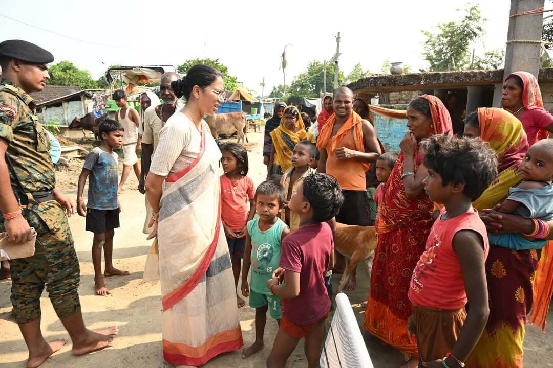 बाढ़ पीड़ितों के लिए सामुदायिक रसोई की व्यवस्था का जिलाधिकारी ने लिया जायजा
सबौर अंचल के फरका पंचायत एवं शंकरपुर में सामुदायिक रसोई केंद्रों का निरीक्षण; भोजन की गुणवत्ता एवं व्यवस्थाओं को दुरुस्त रखने के निर्देश
भागलपुर, 09 सितंबर 2026:- बाढ़ प्रभावित लोगों को राहत एवं आवश्यक सुविधाएं उपलब्ध कराने के उद्देश्य से जिला प्रशासन द्वारा लगातार राहत एवं बचाव कार्य संचालित किए जा रहे हैं। इसी क्रम में जिलाधिकारी, भागलपुर श्रीमती अलंकृता पाण्डेय द्वारा सबौर अंचल अंतर्गत फरका पंचायत एवं शंकरपुर में संचालित सामुदायिक रसोई केंद्रों का निरीक्षण किया गया।
निरीक्षण के दौरान जिलाधिकारी ने बाढ़ पीड़ितों के लिए उपलब्ध कराए जा रहे भोजन, बैठने की व्यवस्था एवं अन्य आवश्यक सुविधाओं का जायजा लिया। उन्होंने अंचल अधिकारी, सबौर को निर्देश दिया कि सभी सामुदायिक रसोई केंद्रों पर पर्याप्त संख्या में टेबल, कुर्सी एवं अन्य आवश्यक सुविधाओं की व्यवस्था सुनिश्चित की जाए, ताकि बाढ़ प्रभावित लोगों को भोजन करने में किसी प्रकार की कठिनाई न हो।
जिलाधिकारी ने निर्देश दिया कि बाढ़ पीड़ितों को नियमित एवं निर्धारित समय पर गुणवत्तापूर्ण भोजन उपलब्ध कराया जाए। उन्होंने सभी संबंधित पदाधिकारियों को निर्देशित किया कि सुबह 09:00 बजे से 11:00 बजे तक तथा शाम 07:00 बजे से 10:00 बजे तक बाढ़ प्रभावित लोगों को भोजन उपलब्ध कराया जाए।
निरीक्षण के दौरान जिलाधिकारी ने सामुदायिक रसोई में भोजन प्राप्त करने वाले लोगों से संबंधित रिकॉर्ड के नियमित एवं व्यवस्थित संधारण का भी निर्देश दिया। उन्होंने कहा कि प्रतिदिन कितने लोगों को भोजन कराया गया, इसका स्पष्ट एवं अद्यतन रिकॉर्ड रखा जाए, ताकि राहत कार्यों की प्रभावी निगरानी सुनिश्चित की जा सके।
जिलाधिकारी ने बाढ़ प्रभावित परिवारों की आवश्यकताओं को ध्यान में रखते हुए संबंधित अधिकारियों को पॉलीथिन शीट उपलब्ध कराने का भी निर्देश दिया। उन्होंने कहा कि प्रभावित लोगों को राहत सामग्री उपलब्ध कराने में किसी प्रकार की कमी नहीं होनी चाहिए तथा जरूरतमंद परिवारों तक राहत सामग्री समय पर पहुंचाना सुनिश्चित किया जाए।
उन्होंने संबंधित अधिकारियों को निर्देशित किया कि बाढ़ प्रभावित क्षेत्रों में राहत एवं बचाव कार्यों का संचालन पूरी तत्परता, संवेदनशीलता एवं मानवीय दृष्टिकोण के साथ किया जाए। सामुदायिक रसोई केंद्रों पर भोजन की गुणवत्ता, समय पर वितरण, बैठने की व्यवस्था एवं अन्य आवश्यक सुविधाओं की नियमित निगरानी सुनिश्चित करने पर भी जिलाधिकारी ने विशेष जोर दिया।
CMO Bihar
District Administration Patna
DM Darbhanga
District Administration, Madhubani
Madhepura District Administration
Information & Public Relations Department, Government of Bihar
Disaster Management Department Govt. of Bihar