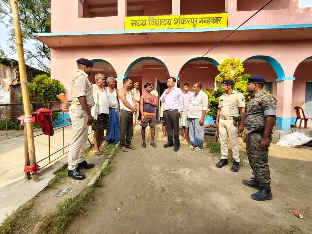 प्रभारी सचिव ने किया राघोपुर बांध एवं सामुदायिक रसोई का औचक निरीक्षण
गंगा के बढ़ते जलस्तर को देखते हुए बांध की सुरक्षा के लिए 24×7 निगरानी एवं आवश्यक सुरक्षात्मक उपाय सुनिश्चित करने के निर्देश
भागलपुर, 9 सितंबर 2026 :- माननीय मुख्यमंत्री के दिशा-निर्देश के आलोक में भागलपुर के प्रभारी सचिव श्री दीपक आनंद, IAS द्वारा बुधवार की सुबह राघोपुर बांध एवं सामुदायिक रसोई का औचक निरीक्षण किया गया। निरीक्षण के दौरान उन्होंने बाढ़ की स्थिति, बांध की सुरक्षा एवं प्रभावित लोगों के लिए संचालित राहत व्यवस्था का जायजा लिया।
राघोपुर बांध के निरीक्षण के दौरान प्रभारी सचिव ने गंगा नदी में लगातार हो रही जलवृद्धि को देखते हुए बांध की सुरक्षा को सर्वोच्च प्राथमिकता देने का निर्देश दिया। उन्होंने मौके पर उपस्थित मुख्य अभियंता को आवश्यकतानुसार जियो बैग एवं ईसी बैग का उपयोग करते हुए बांध को सुरक्षित रखने के लिए सभी आवश्यक सुरक्षात्मक उपाय तत्काल सुनिश्चित करने का निर्देश दिया।
प्रभारी सचिव ने बांध पर 24×7 अभियंताओं एवं मजदूरों की तैनाती सुनिश्चित करने तथा जलस्तर एवं बांध की स्थिति पर लगातार निगरानी रखने का निर्देश दिया, ताकि किसी भी संभावित परिस्थिति से समय रहते प्रभावी ढंग से निपटा जा सके।
इसके उपरांत प्रभारी सचिव द्वारा सामुदायिक रसोई का भी औचक निरीक्षण किया गया। उन्होंने वहां तैयार किए जा रहे भोजन की गुणवत्ता, स्वच्छता एवं साफ-सफाई सहित लाभुकों को उपलब्ध कराई जा रही व्यवस्थाओं का जायजा लिया। निरीक्षण के दौरान सामुदायिक रसोई में भोजन की गुणवत्ता एवं साफ-सफाई की व्यवस्था पर उन्होंने संतोष व्यक्त किया।
उन्होंने संबंधित अधिकारियों को निर्देश दिया कि बाढ़ प्रभावित लोगों को राहत एवं आवश्यक सुविधाएं उपलब्ध कराने में किसी प्रकार की कमी नहीं होनी चाहिए तथा सभी व्यवस्थाओं की नियमित निगरानी सुनिश्चित की जाए।
District Administration Patna
DM Darbhanga
District Administration, Madhubani
Madhepura District Administration
Information & Public Relations Department, Government of Bihar
CMO Bihar
Disaster Management Department Govt. of Bihar