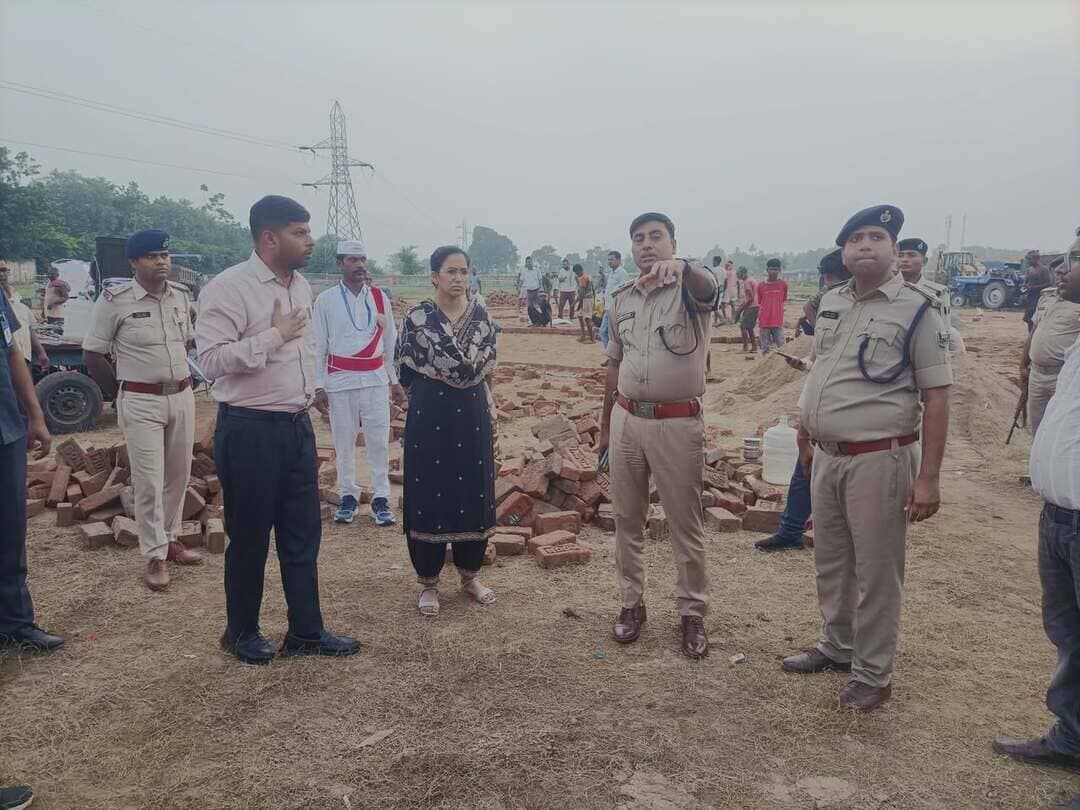 भागलपुर, 09 सितंबर 2026:- माननीय मुख्यमंत्री, बिहार सरकार के प्रस्तावित आगमन के मद्देनजर जिला प्रशासन द्वारा तैयारियों को अंतिम रूप दिया जा चुका है। इसी क्रम में जिलाधिकारी श्रीमती अलंकृता पाण्डेय एवं वरीय पुलिस अधीक्षक श्री प्रमोद कुमार यादव, भागलपुर द्वारा सुलतानगंज प्रखंड अंतर्गत ग्राम पंचायत धाँधी बेलारी स्थित के०एम० कॉलेज परिसर में बनाए गए हेलिपैड स्थल का निरीक्षण किया गया। निरीक्षण के दौरान अधिकारियों ने मुख्यमंत्री के आगमन को लेकर की जा रही सुरक्षा व्यवस्था, यातायात प्रबंधन, हेलिपैड की तैयारियों एवं अन्य आवश्यक व्यवस्थाओं का विस्तृत जायजा लिया। इस अवसर पर संबंधित पदाधिकारियों को कार्यक्रम के दौरान सुरक्षा व्यवस्था को सुदृढ़ रखने, यातायात के सुचारू संचालन तथा सभी आवश्यक तैयारियों को समय से पूरा करने के संबंध में आवश्यक दिशा-निर्देश दिए गए। जिला प्रशासन द्वारा मुख्यमंत्री के प्रस्तावित आगमन को लेकर सभी आवश्यक व्यवस्थाओं की लगातार समीक्षा की जा रही है, ताकि कार्यक्रम का आयोजन सुरक्षित, व्यवस्थित एवं सुचारू रूप से संपन्न कराया जा सके।