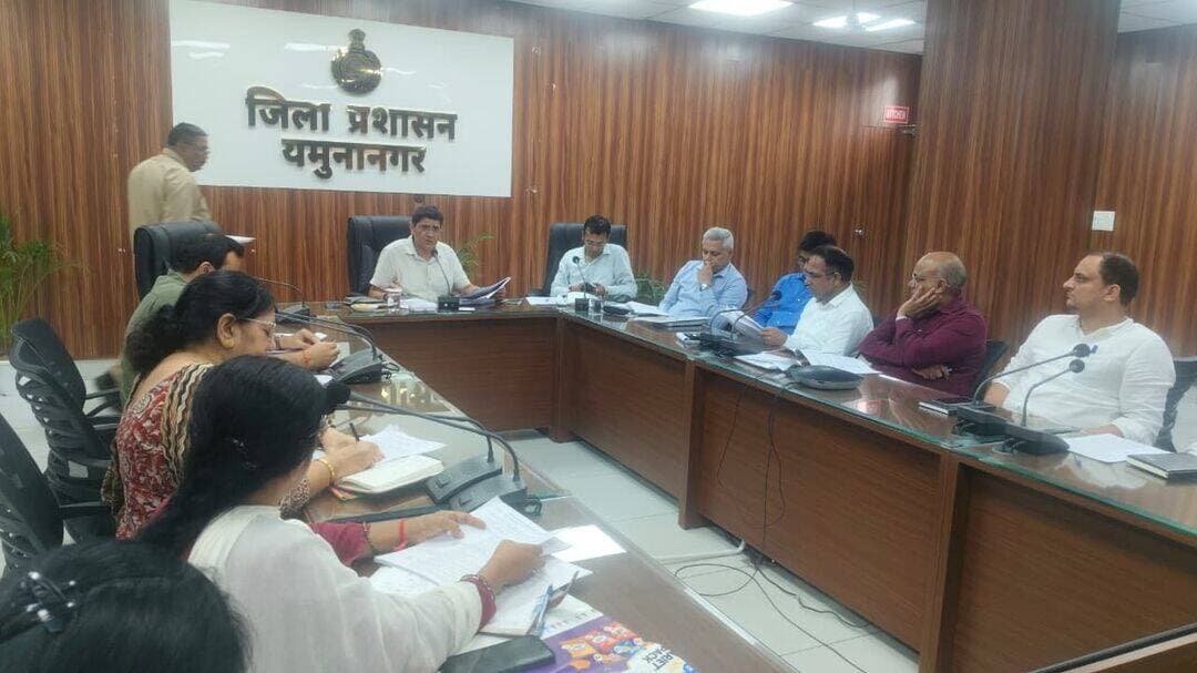 अतिरिक्त उपायुक्त नवीन आहूजा ने सचिवालय के सभागार में सेवा संकल्प अभियान को लेकर विभिन्न विभागों के अधिकारियों की बैठक ली और दिए आवश्यक निर्देश दिए कि सरकार की जनकल्याणकारी योजनाओं एवं सेवाओं का लाभ पात्र नागरिकों तक समयबद्ध और पारदर्शी तरीके से पहुंचाने के उद्देश्य से चलाए जा रहे सेवा संकल्प अभियान को सफल बनाने के लिए पूरी गंभीरता एवं जिम्मेदारी के साथ कार्य करें। उन्होंने कहा कि अभियान के दौरान आमजन की समस्याओं का प्राथमिकता के आधार पर समाधान सुनिश्चित किया जाए। उन्होंने कहा कि अभियान के तहत जिस विभाग को जो कार्य सौंपा गया है उसे पूरी निष्ठा व समयबद्ध तरीके से करें और किसी भी प्रकार की कोताही न करें। उन्होंने कहा कि सेवा संकल्प अभियान के तहत आर्शीवाद का दीया, विकसित भारत संकल्प,नमो सेवा, आनंद का उत्सव, कहानी बदलाव की, सेवा ज्योति यात्रा, सेवा सेतु अभियान जैसी थीम पर कार्यक्रम आयोजित किए जाएगें।
अतिरिक्त उपायुक्त ने संबंधित विभागों के अधिकारियों के साथ अभियान की तैयारियों की समीक्षा करते हुए कहा कि अधिकारी अपने-अपने विभाग से संबंधित योजनाओं और सेवाओं की जानकारी आमजन तक पहुंचाएं। पात्र लाभार्थियों को योजनाओं का लाभ दिलाने के लिए आवश्यक दस्तावेज, आवेदन प्रक्रिया तथा विभागीय सेवाओं के बारे में भी जागरूक किया जाए। उन्होंने अधिकारियों को निर्देश दिए कि अभियान के दौरान सभी विभाग आपसी तालमेल से कार्य करें ताकि सेवा संकल्प अभियान के तहत सभी कार्यों को सही ढंग से पूर्ण किया जा सकें। उन्होंने कहा कि सेवा संकल्प अभियान का मुख्य उद्देश्य जनसेवा को सरल, सुलभ और प्रभावी बनाना है और अभियान की गतिविधियों की नियमित रूप से समीक्षा करें। उन्होंने अधिकारियों को निर्देश दिए कि अभियान के दौरान अधिक से अधिक पात्र नागरिकों को सरकारी योजनाओं एवं सेवाओं से जोड़ने के लिए विशेष प्रयास किए जाए।
इस अवसर पर नगराधीश पीयूष गुप्ता, जिला परिषद के सीईओ ब्रह्म प्रकाश, जिला राजस्व अधिकारी तरुण सहोता, जिला विकास एवं पंचायत अधिकारी नरेन्द्र सिंह, डॉ. दिव्या मंगला, जिला शिक्षा अधिकारी प्रेम लत्ता सहित विभिन्न विभागों के अधिकारीगण भी उपस्थित रहें।