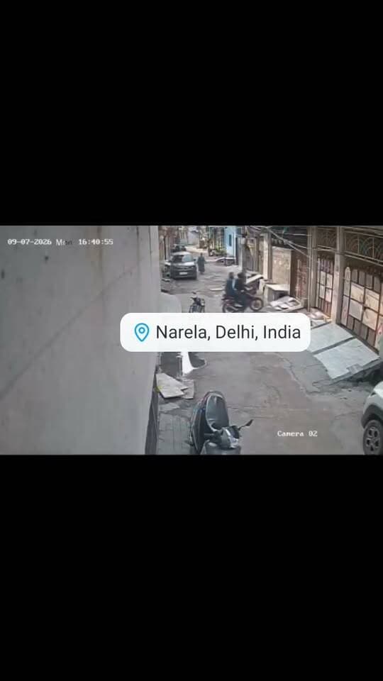 नरेला की पंजाबी कॉलोनी में बेखौफ झपटमारों ने राह चलती एक स्कूल शिक्षिका के गले से सोने की चैन झपट ली और मौके से फरार हो गए। वारदात का सीसीटीवी फुटेज और बाइक की डिटेल पुलिस के पास होने के बावजूद अभी तक कोई ठोस कार्रवाई या सफलता हाथ नहीं लगी है। अपराधियों के इस दुस्साहस से स्थानीय निवासियों में सुरक्षा को लेकर भारी रोष है। यदि कोई भी व्यक्ति वीडियो में दिख रहे इन बाइक सवारों को पहचानता है, तो तुरंत पुलिस को सूचित करें। क्षेत्र में बढ़ते अपराध पर लगाम लगाने के लिए प्रशासन से सख्त कदम उठाने की मांग की जा रही है।
