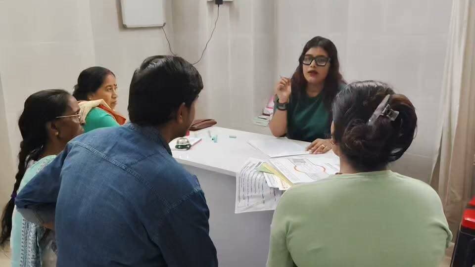 একজনের স্বাস্থ্য ভালো রাখার দায়িত্ব শুধু একজনের নয় পুরো পরিবারের জীবনযাত্রার সঙ্গে তার সম্পর্ক আছে,,,,,,,,,,
একই পরিবারের চারজনকে একসাথে বসিয়ে বোঝাচ্ছি Lifestyle Modification Plan—খাদ্যাভ্যাস, দৈনন্দিন রুটিন, শারীরিক সক্রিয়তা, ঘুম ও অন্যান্য স্বাস্থ্যকর অভ্যাস কীভাবে ধীরে ধীরে জীবনের অংশ করে তুলতে হয়।
কারণ,,,,,,,,,,,
Healthy Family = Healthy Lifestyle
পরিবারের সবাই মিলে ছোট ছোট পরিবর্তন শুরু করলেই তৈরি হতে পারে বড় ও দীর্ঘস্থায়ী পরিবর্তন।
#LifestyleModification #HealthyLifestyle #FamilyHealth #FamilyWellness #NutritionAwareness #HealthyFamily #Dietitian #ClinicalDietitian #Nutritionist