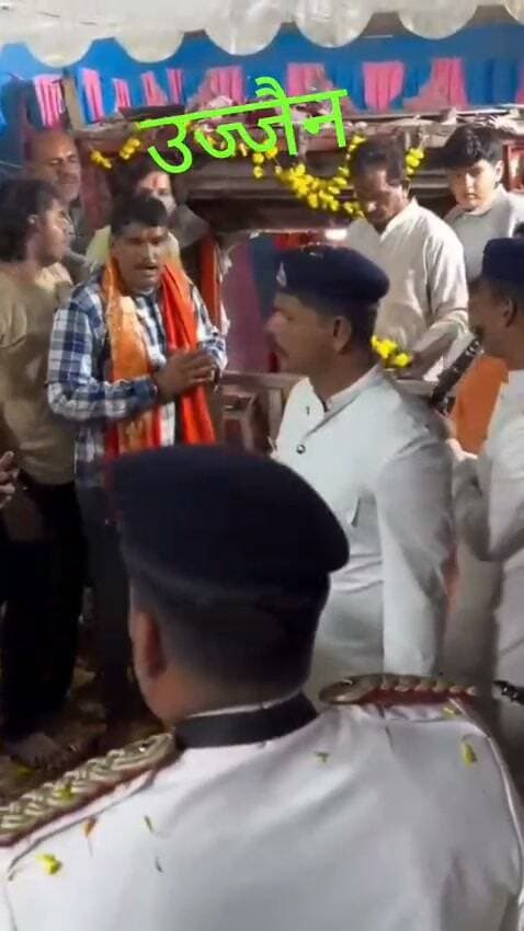 रोड चौड़ा करने के लिए मन्दिर तोड़ा लेकिन 4 दिन में भी नही हिला पाए हनुमानजी की मूर्ति।
दैनिक वीरधरा राजस्थान।
उज्जैन। सिंहस्थ महाकुंभ 2028 के लिए उज्जैन के कंठाल चौराहे से छत्री चौक तक सड़क को चौड़ा किया जा रहा है। शहर के इसी रूट मदनलाल शर्मा मार्ग नई पैठ छत्री चौक के सती गेट पर खड़े हनुमानजी का मंदिर है। माना जाता है कि यह मंदिर 170 साल पुराना यानी 1857 के दौर का है। नगर निगम ने सड़क चौड़ीकरण के लिए मंदिर को शिफ्ट करने का प्लान बनाया। 4-5 सितंबर को नगर निगम की टीम ने मंदिर पर हथौड़ा चलाया। फिर हनुमानजी की प्रतिमा को हटाने की बारी आई। प्रशासन ने प्रयास किया, मगर खड़े हनुमान टस से मस नहीं हुए। चार दिन में चार बार मूर्ति को खिसकाने की कोशिश विफल रही। भक्तों ने इसे दैवीय संकेत और भगवान का चमत्कार माना। प्रशासन ने हाथ खड़े किए और भक्तों ने हाथ जोड़ लिए।
