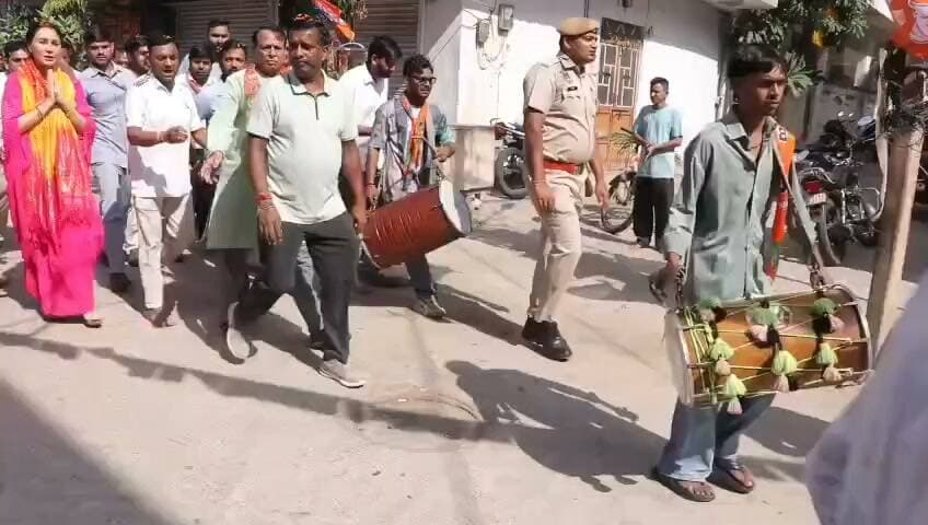 विद्याधर नगर में दिया कुमारी का जोरदार जनसंपर्क, भाजपा प्रत्याशियों के समर्थन में मांगे वोट, वार्डों में रोड शो, रैली और नुक्कड़ सभाओं में उमड़ा जनसैलाब।
दैनिक वीरधरा राजस्थान।
जयपुर। उपमुख्यमंत्री दिया कुमारी ने आज विद्याधर नगर विधानसभा क्षेत्र के विभिन्न वार्डों में सघन जनसंपर्क कर स्थानीय लोगों से आत्मीय संवाद किया। इस दौरान उन्होंने आगामी 11 तारीख को बड़ी संख्या में मतदान केंद्रों पर पहुंचकर अपने मताधिकार का प्रयोग करने की अपील की। जनसंपर्क के दौरान विभिन्न क्षेत्रों में लोगों में खासा उत्साह देखने को मिला और स्थानीय नागरिकों ने उनका फूल-मालाओं से स्वागत एवं अभिनंदन किया।
उपमुख्यमंत्री दिया कुमारी ने जनसंपर्क अभियान की शुरुआत वार्ड 7 से की। उन्होंने जेपी कॉलोनी स्थित श्री लीलाधारी हनुमान मंदिर में दर्शन कर आशीर्वाद प्राप्त किया। इसके बाद उन्होंने स्थानीय लोगों से मुलाकात कर भाजपा की पार्षद प्रत्याशी पूजा शर्मा के समर्थन में मतदान करने की अपील की।
इसके पश्चात दिया कुमारी ने वार्ड 1 में भाजपा प्रत्याशी के समर्थन में आयोजित रोड शो में हिस्सा लिया। रोड शो में बड़ी संख्या में स्थानीय नागरिकों ने भागीदारी निभाई। इस दौरान कार्यकर्ताओं और आमजन में खासा उत्साह नजर आया। वहीं वार्ड 2 और वार्ड 5 में आयोजित रैलियों के माध्यम से उन्होंने लोगों से जनसंपर्क किया।
वार्ड 3 और 4 में आयोजित नुक्कड़ सभाओं में भी उपमुख्यमंत्री ने सहभागिता की और स्थानीय लोगों से आत्मीय संवाद किया। उन्होंने भाजपा प्रत्याशियों के पक्ष में मतदान की अपील करते हुए क्षेत्र के विकास को लेकर पार्टी की प्रतिबद्धता दोहराई।