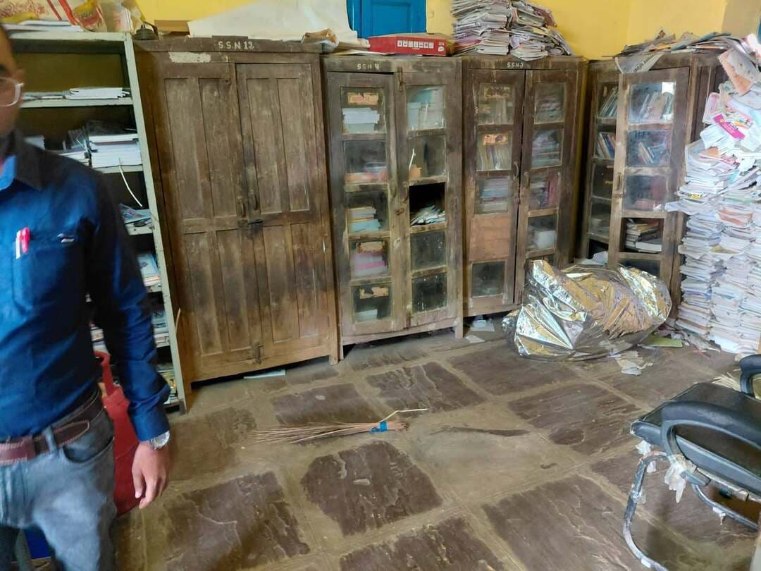 औचक निरीक्षण में खुली नंदराय स्कूल की पोल
19 में से सिर्फ 7 शिक्षक मिले मौजूद, पुस्तकालय में अलमारी में बंद मिलीं किताबें, छात्रों के टॉयलेट में पसरी गंदगी
आकोला । (रमेश चंद्र डाड) मुख्य ब्लॉक शिक्षा अधिकारी (सीबीईओ) जगदीश मीणा ने उपखंड क्षेत्र के सरकारी विद्यालयों का औचक निरीक्षण किया। निरीक्षण के दौरान कई विद्यालयों में व्यवस्थाओं की पोल खुली। कहीं शिक्षक समय पर उपस्थित नहीं मिले तो कहीं स्वच्छता और शैक्षणिक संसाधनों के रखरखाव में लापरवाही सामने आई। वहीं सांखड़ा पंचायत क्षेत्र का माणकपुरा विद्यालय व्यवस्थित रूप से संचालित मिलता हुआ मिला।
सीबीईओ जगदीश मीणा राजकीय उच्च माध्यमिक विद्यालय नंदराय पहुंचे। विद्यालय का निरीक्षण करने पर परिसर की साफ-सफाई व्यवस्था संतोषजनक नहीं मिली। छात्रों के टॉयलेट में गंदगी पसरी हुई थी। वहीं पुस्तकालय कक्ष में किताबें अलमारियों में बंद पड़ी मिलीं और उन पर धूल जमी हुई थी। पुस्तकालय का विद्यार्थियों के उपयोग में नहीं आना विद्यालय में पठन संस्कृति को लेकर गंभीर सवाल खड़े करता है।
19 में से केवल 7 शिक्षक मिले मौजूद
औचक निरीक्षण के दौरान शिक्षकों की अनुपस्थिति सबसे बड़ी लापरवाही के रूप में सामने आई। विद्यालय में कुल 19 शिक्षक कार्यरत हैं, लेकिन निरीक्षण के समय केवल 7 शिक्षक ही मौजूद मिले। अधिकांश शिक्षकों के समय पर विद्यालय नहीं पहुंचने पर सीबीईओ मीणा ने नाराजगी जताई और विद्यालय संचालन में समयबद्धता सुनिश्चित करने के निर्देश दिए।
खराब कंप्यूटर और गंदे दूध के गिलास भी मिले
विद्यालय के कंप्यूटर कक्ष का निरीक्षण करने पर कंप्यूटर खराब अवस्था में पड़े मिले। डिजिटल शिक्षा के दौर में कंप्यूटरों का उपयोग नहीं होना व्यवस्था पर सवाल खड़े करता है। इसी प्रकार विद्यार्थियों को पिलाए जाने वाले दूध के गिलास भी साफ-सुथरे नहीं मिले। विद्यार्थियों के स्वास्थ्य से जुड़ी व्यवस्था में इस प्रकार की लापरवाही को गंभीर माना गया।
लक्ष्य भी अधूरे, रैंकिंग में पिछड़ा विद्यालय
सीबीईओ के अनुसार विद्यालय में वृक्षारोपण का लक्ष्य पूरा नहीं किया गया था। विद्यालय की रैंकिंग भी संतोषजनक नहीं मिली। इसके अलावा विजिट टारगेट समय पर पूरा नहीं किए जाने की बात भी सामने आई। सीबीईओ ने संबंधित अधिकारियों एवं संस्था प्रधान को व्यवस्थाओं में सुधार के निर्देश दिए।
नोटिस जारी कर मांगा जवाब
विद्यालय में शिक्षकों की अनुपस्थिति सहित विभिन्न अनियमितताएं मिलने पर सीबीईओ ने कड़ी नाराजगी जताई। निरीक्षण के समय केवल 7 शिक्षक उपस्थित मिलने के मामले में पंचायत प्रारंभिक शिक्षा अधिकारी पूजा वर्मा को कारण बताओ नोटिस जारी कर जवाब तलब किया गया।
सीबीईओ ने महात्मा गांधी विद्यालय नंदराय का भी निरीक्षण किया, जहां अधिकांश शिक्षक नदारद मिले। वहीं ककरोलिया घाटी पंचायत क्षेत्र के राजकीय प्राथमिक विद्यालय बड़ा खेड़ा में शिक्षक सांवरलाल खटीक बिना सूचना अनुपस्थित पाए गए। इस मामले में संबंधित संस्था प्रधान को कारण बताओ नोटिस जारी करने के निर्देश दिए गए हैं। संतोषप्रद जवाब नहीं मिलने पर अग्रिम आदेश तक वेतन रोकने के निर्देश भी दिए गए।
माणकपुरा विद्यालय में मिली बेहतर व्यवस्था
इसके विपरीत सांखड़ा पंचायत क्षेत्र के माणकपुरा विद्यालय का संचालन व्यवस्थित मिला। यहां सभी स्टाफ सदस्य समय पर उपस्थित थे। विद्यार्थी अनुशासित नजर आए और विद्यालय परिसर में लगे पेड़-पौधे वातावरण की सुंदरता बढ़ा रहे थे।
सीबीईओ के औचक निरीक्षण से क्षेत्र के विद्यालयों में हड़कंप मचा रहा। निरीक्षण में सामने आई कमियों के बाद अब विद्यालयों में शिक्षकों की समय पर उपस्थिति, स्वच्छता, संसाधनों के समुचित उपयोग और विद्यार्थियों के लिए बेहतर शैक्षणिक वातावरण सुनिश्चित करने पर जोर दिया जा रहा है।