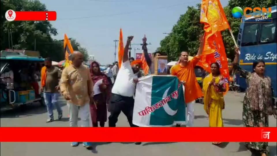 सहारनपुर में मस्जिद से जुड़े मामले को लेकर पाकिस्तान के विदेश मंत्रालय की आपत्ति के बाद आगरा में हिंदूवादी संगठनों ने विरोध प्रदर्शन किया। अखिल भारत हिंदू महासभा के कार्यकर्ताओं ने जिला कलेक्ट्रेट परिसर में पाकिस्तान और उसके विदेश मंत्रालय के बयान के खिलाफ जमकर नारेबाजी की।
प्रदर्शन के दौरान कार्यकर्ताओं ने पाकिस्तान के झंडे और पोस्टर जलाकर अपना आक्रोश जताया। हिंदू महासभा के नेताओं ने पाकिस्तान की ओर से सहारनपुर की कार्रवाई पर टिप्पणी किए जाने की कड़ी निंदा की। प्रदर्शनकारियों का कहना था कि भारत के आंतरिक मामलों में पाकिस्तान को हस्तक्षेप करने का कोई अधिकार नहीं है।
हिंदूवादी नेताओं ने आरोप लगाया कि कुछ दिन पहले पाकिस्तान के नारोवाल इलाके में करीब 100 साल पुराने हिंदू मंदिर को कथित तौर पर नुकसान पहुंचाया गया था। नेताओं के मुताबिक, इस मामले पर भारत की ओर से आपत्ति जताई गई थी। प्रदर्शनकारियों का दावा है कि इसी के जवाब में पाकिस्तान अब सहारनपुर में हुई कार्रवाई को लेकर बयानबाजी कर रहा है।
कार्यकर्ताओं ने पाकिस्तान के खिलाफ जमकर नारे लगाए और कहा कि पड़ोसी देश को पहले अपने यहां अल्पसंख्यकों और उनके धार्मिक स्थलों की स्थिति पर ध्यान देना चाहिए। प्रदर्शन के दौरान कार्यकर्ताओं ने पाकिस्तान के विदेश मंत्रालय के बयान को वापस लेने की मांग भी उठाई।
प्रदर्शन को देखते हुए जिला कलेक्ट्रेट परिसर और आसपास के इलाके में बड़ी संख्या में पुलिस बल तैनात रहा। पुलिस अधिकारियों ने मौके पर सुरक्षा व्यवस्था बनाए रखी और प्रदर्शनकारियों की गतिविधियों पर नजर रखी।
फिलहाल, सहारनपुर मस्जिद मामले को लेकर पाकिस्तान की टिप्पणी के बाद आगरा में हिंदूवादी संगठनों का विरोध प्रदर्शन चर्चा का विषय बना हुआ है।
#saharanpur #saharanpurnews #mosque #mosquedemolition #masjid #masjidvivaad #court #hindumahasabha #masjidcontroversy #maszid #saharanpurlatestnews