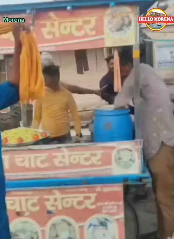 मां पर की अभद्र टिप्पणी, बेटे ने उलाहना दिया तो कर दिया लाठियों से हमला, पुलिस ने तीनों आरोपी दबोचे👇
मुरैना में कैलारस थाना क्षेत्र के सैमई चौराहे के पास नेशनल हाईवे-552 पर मां पर कथित कमेंट की शिकायत करना एक युवक को भारी पड़ गया। शिकायत से नाराज तीन युवकों ने 21 वर्षीय कुलदीप गौड़ पर लाठियों से हमला कर दिया। आरोपी उसे सड़क पर दौड़ा-दौड़ाकर पीटते रहे। घटना का वीडियो भी सामने आया है।
घटना 9 सितंबर की है। पुलिस के अनुसार कुलदीप की मां रेलवे ट्रैक की ओर गई थीं। आरोप है कि वहां मौजूद चिरौंजी शाक्य, सोनू शाक्य और संकेत शाक्य ने उन पर कमेंट किया। इसकी शिकायत कुलदीप ने युवकों से की थी।
इसके बाद कुलदीप पोहा का ठेला लगाने पहुंचा, जहां तीनों युवक पहले से मौजूद थे। आरोपियों ने उस पर लाठियों से हमला कर दिया। बचने के लिए भागने के दौरान भी उसका पीछा कर मारपीट की गई।
वीडियो सामने आने के बाद पुलिस ने मामले में कार्रवाई की। थाना प्रभारी सतेंद्र सिंह कुशवाहा के अनुसार कुलदीप की शिकायत पर तीनों आरोपियों के खिलाफ केस दर्ज कर उन्हें गिरफ्तार कर लिया गया है। मामले में आगे की कार्रवाई जारी है।