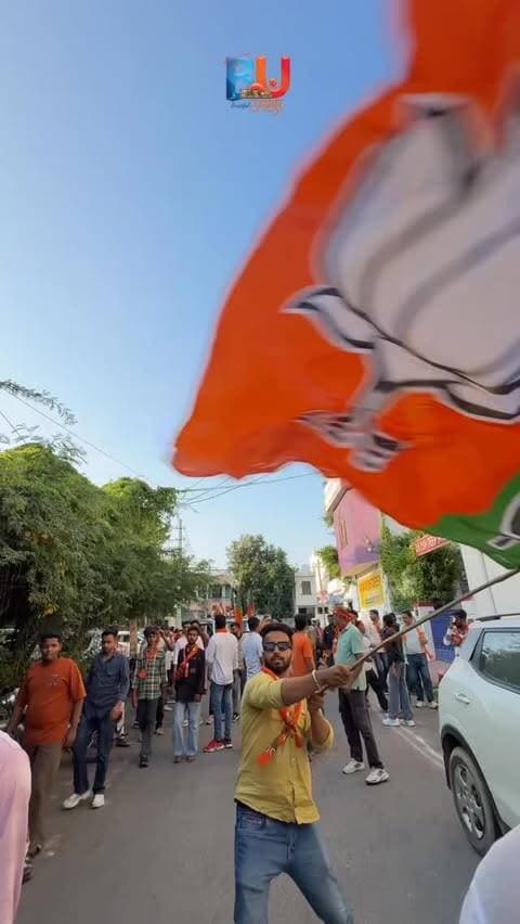 चुनाव से पहले आज वार्ड में निकली रैली के दौरान जिस तरह वार्डवासियों ने माला पहनाकर, साफा बांधकर और पुष्पवर्षा कर अपना प्यार और आशीर्वाद दिया, वह मेरे लिए बेहद भावुक और यादगार पल रहा। 🙏
पूरी कॉलोनी और वार्ड के हर परिवार से मिला यह अपनापन, विश्वास और आशीर्वाद मेरे लिए किसी सम्मान से कम नहीं है।
आप सभी का यह प्यार हमेशा मेरे दिल में रहेगा।
आपके विश्वास को सार्थक करने के लिए पूरी निष्ठा और समर्पण के साथ प्रयास करता रहूंगा। ❤️
आपका अपना — गजेंद्र चौहान (मनीष)
वार्ड नं. 7, अंबामाता