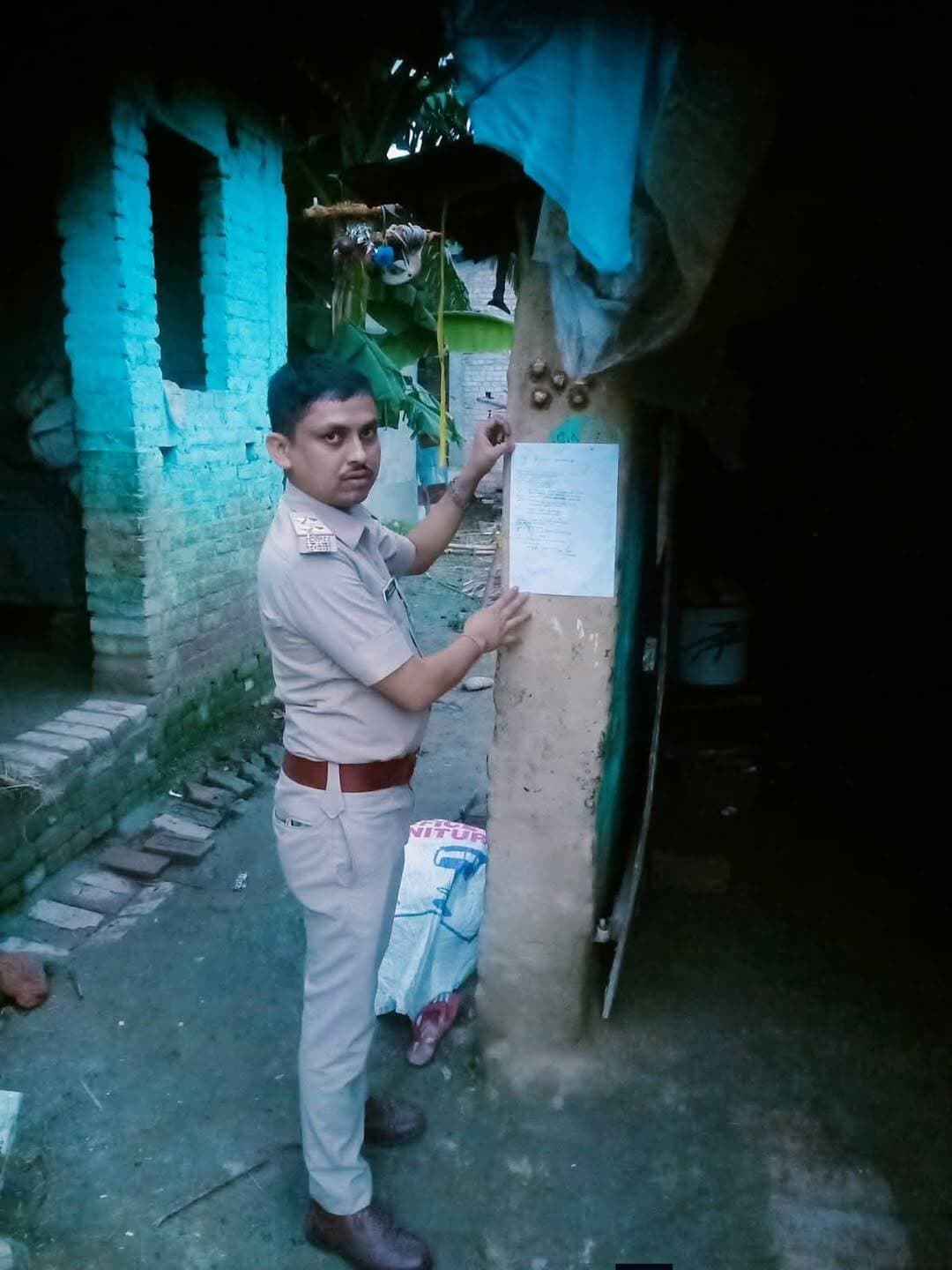 विश्वविद्यालय थाना कांड संख्या 123/25 के प्राथमिकी अभियुक्त मोनू महतो पिता स्वo रामू महतो साo बाजितपुर नोनियाटोला थाना बहादुरपुर जिला दरभंगा के घर विधिवत इश्तिहार तामिला किया गया।
बहादुरपुर थाना द्वारा की गई कार्रवाई।
.
.
<nis:link nis:type=tag nis:id=biharpolice nis:value=BiharPolice nis:enabled=true nis:link/> <nis:link nis:type=tag nis:id=darbhangapolice nis:value=Darbhangapolice nis:enabled=true nis:link/> <nis:link nis:type=tag nis:id=haintaiyarhum nis:value=HainTaiyarHum nis:enabled=true nis:link/> Bihar Police Information & Public Relations Department, Government of Bihar Home Department, Govt. of Bihar Darbhanga Police मिथिला क्षेत्र पुलिस