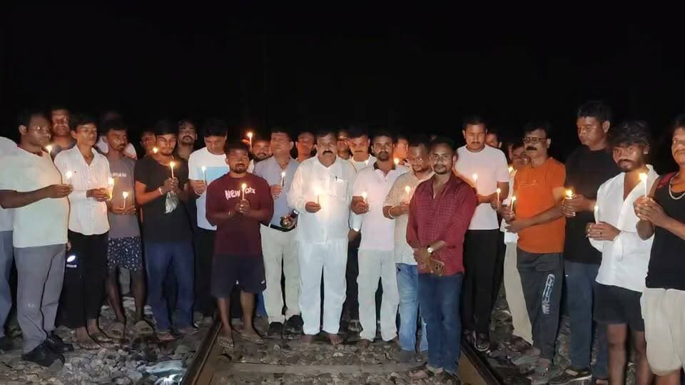 🚆 राजधानी एक्सप्रेस हादसे की बरसी पर श्रद्धांजलि, रेल पटरी की पूजा कर कैंडल जलाकर रखा मौन
रफीगंज रेलवे स्टेशन के समीप धावा नदी रेल पुल पर वर्ष 2002 में 9 सितंबर की देर रात हुई राजधानी एक्सप्रेस ट्रेन दुर्घटना की बरसी पर बुधवार की मध्य रात्रि श्रद्धांजलि कार्यक्रम आयोजित किया गया।
दुर्घटना में मारे गए लोगों की स्मृति में रेलकर्मियों एवं स्थानीय नागरिकों की ओर से रेल पटरी की पूजा-अर्चना की गई। इसके बाद कैंडल जलाकर दिवंगत आत्माओं को श्रद्धांजलि अर्पित की गई और दो मिनट का मौन रखकर मृतकों की आत्मा की शांति के लिए प्रार्थना की गई।
इस दौरान लोगों ने भविष्य में ऐसी दर्दनाक रेल दुर्घटना की पुनरावृत्ति नहीं होने की कामना की। हादसे की स्मृतियां आज भी स्थानीय लोगों के जेहन में ताजा हैं।
#BharatCrimeLiveNews #रफीगंज #राजधानीएक्सप्रेस #रेलहादसा #धावानदी #रेलपुल #रफीगंजरेलवेस्टेशन #श्रद्धांजलि #कैंडलमार्च #रेलवे #रेलसुरक्षा #Aurangabad #BiharNews #RailwayAccident #Bharatcrimelivenews