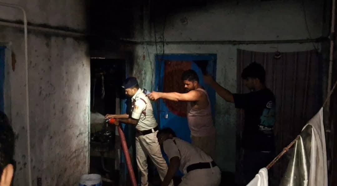 मोहनिया में शॉर्ट सर्किट से भीषण आग: गोपाल तिवारी का घर जला, 80 हजार का सामान खाक
मोहनिया नगर परिषद के वार्ड नंबर 13 शिवपुर कॉलोनी से आगजनी की खबर सामने आई है।
यहां गोपाल तिवारी के घर में शॉर्ट सर्किट से भीषण आग लग गई। आग इतनी तेज थी कि देखते ही देखते घर का सामान जलकर खाक हो गया।
स्थानीय लोगों के अनुसार आग लगने से घर में रखा लगभग 80 हजार रुपये का सामान जल गया है।
घटना के बाद मोहल्ले में अफरा-तफरी मच गई। स्थानीय लोगों व फायर ब्रिगेड की टीम की मदद से आग पर काबू पाया गया।