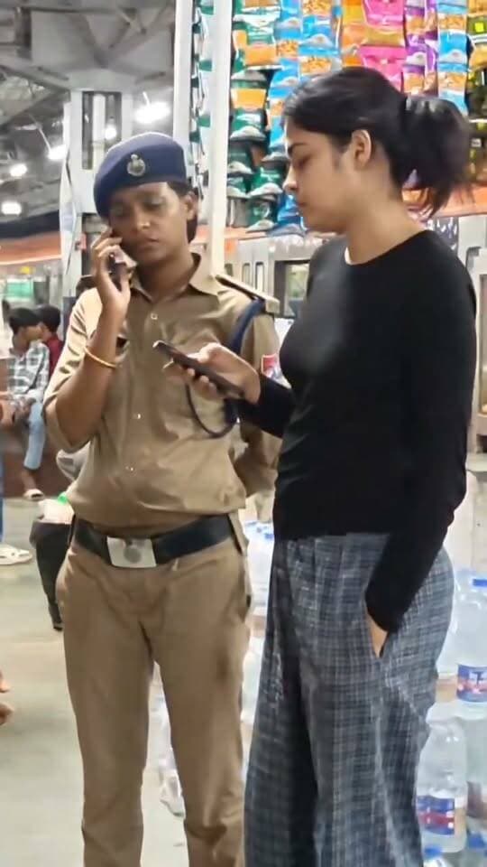 इस लड़की का कहना है कि बेरोजगारी ने हालात ऐसे बना दिए कि पढ़ाई जारी रखने के लिए कमाई का कोई रास्ता नहीं मिला। उसका दावा है कि उसने चोरी नहीं की, बल्कि मजबूरी में शराब बेचने का काम किया। साथ ही वह आरक्षण व्यवस्था को लेकर भी अपनी नाराजगी जाहिर करती है और कहती है कि अगर आरक्षण की समस्या नहीं होती, तो शायद आज वह IAS अधिकारी होती।
हालांकि, उसके दावों और सोच पर आपकी क्या राय है?
**क्या बेरोजगारी और आर्थिक मजबूरी किसी को गलत रास्ते पर जाने के लिए मजबूर कर सकती है?**
अपनी राय कमेंट में जरूर बताएं।
#बेरोजगारी #आरक्षण #IAS #शिक्षा #युवाओंकीसमस्या #रोजगार #बिहार #वायरलवीडियो #सोशलमीडिया #आपकीराय