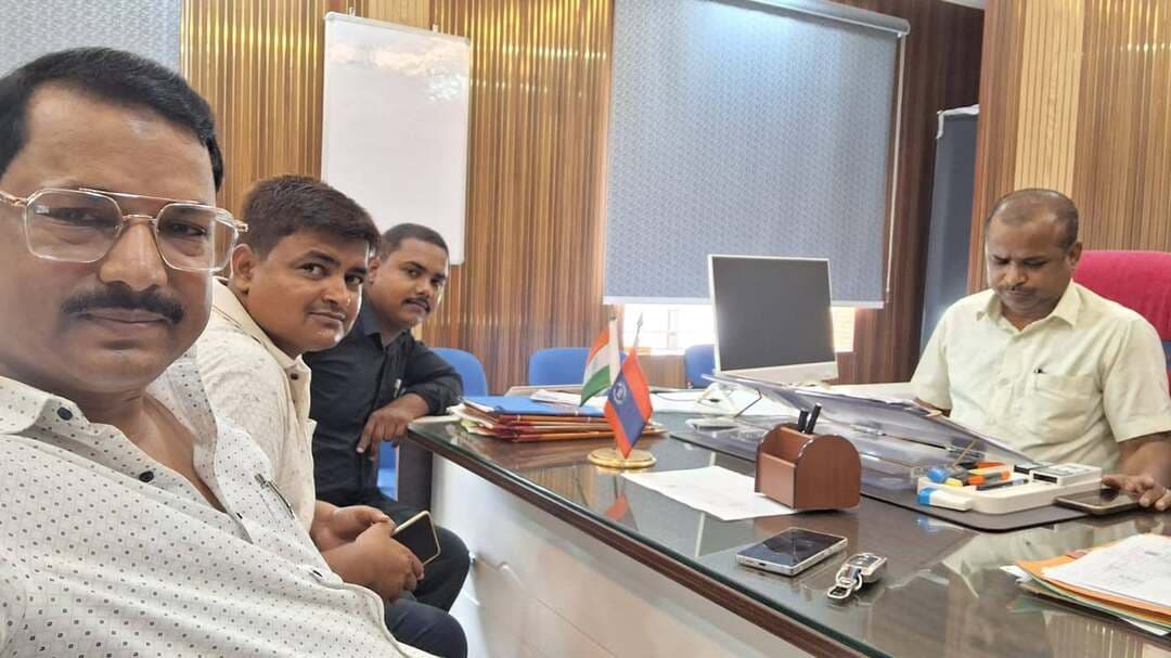 सुपौल मध्य निषेध अधीक्षक अशोक कुमार जी ऑफिस में खबर संग्रहण के दौरान नजीर आलम, बाबुल कुमार, और मध्य निषेध अधीक्षक अशोक कुमार के साथ ली गई यादगार तस्वीर