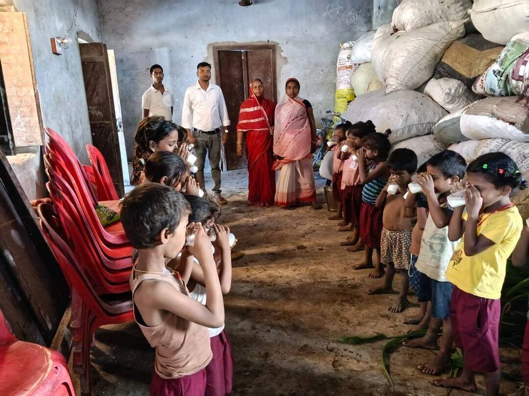 जिला पदाधिकारी, खगड़िया के निर्देशानुसार जिले के विभिन्न बाढ़ प्रभावित क्षेत्रों—जैसे गोगरी प्रखंड अंतर्गत रामपुर राहत शिविर एवं कुंडी तथा मानसी प्रखंड के खुटिया पंचायत अंतर्गत जालिम बाबू टोला—में विशेष राहत कार्य युद्धस्तर पर संचालित किए जा रहे हैं। इसी क्रम में इन शिविरों में रह रहे बच्चों के बेहतर पोषण और स्वास्थ्य को ध्यान में रखते हुए आंगनवाड़ी सेविकाओं एवं संबंधित कर्मियों द्वारा बच्चों को दूध पिलाया व वितरित किया जा रहा है। जिला प्रशासन सभी बाढ़ प्रभावित परिवारों को भोजन, पेयजल और अन्य आवश्यक सुविधाएं निर्बाध रूप से उपलब्ध कराने हेतु पूरी तरह तत्पर है।