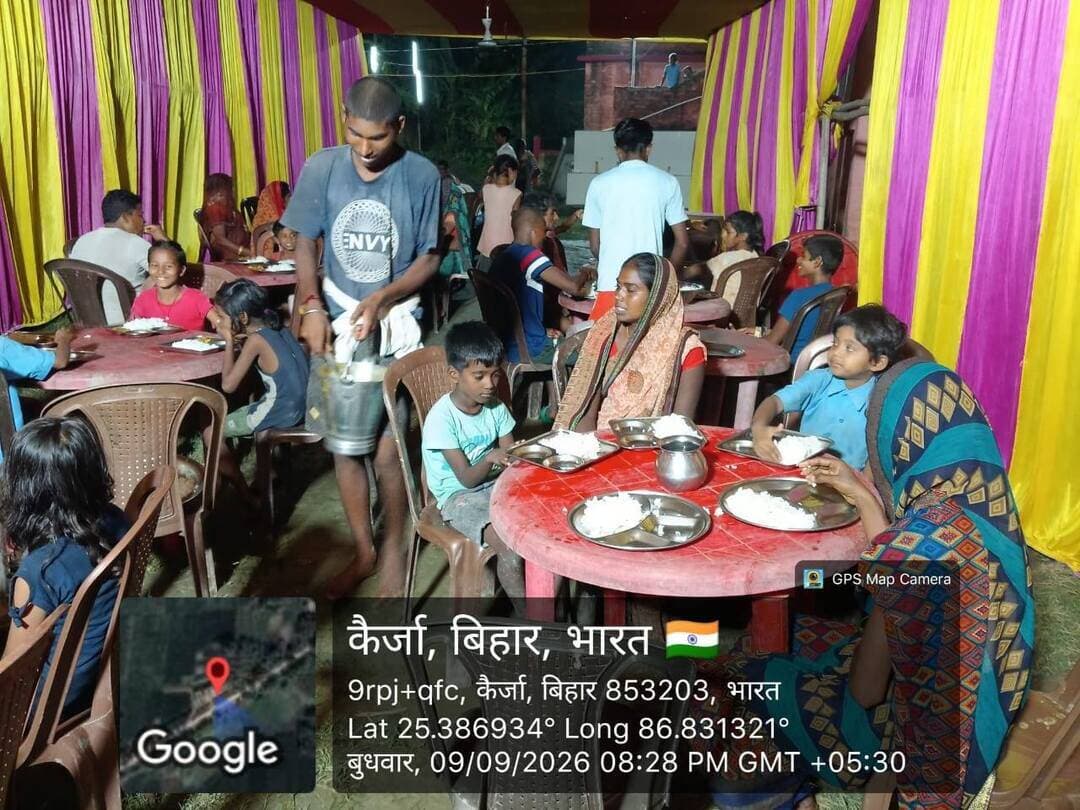 जिला पदाधिकारी, खगड़िया के निर्देशानुसार जिले के बाढ़ पीड़ितों को त्वरित सहायता पहुंचाने के उद्देश्य से सामुदायिक रसोई का सफल संचालन किया जा रहा है। राहत कार्य के तहत शिविरों में रह रहे परिवारों व बच्चों को सुबह, दोपहर एवं रात्रि (तीनों समय) मौसमी सब्जियों के साथ पौष्टिक, गर्म व ताजा भोजन उपलब्ध कराया जा रहा है। जिला प्रशासन आपदा की इस घड़ी में हर जरूरतमंद तक स्वच्छ आहार व बुनियादी सुविधाएं पहुंचाने के लिए पूर्णतः तत्पर है।