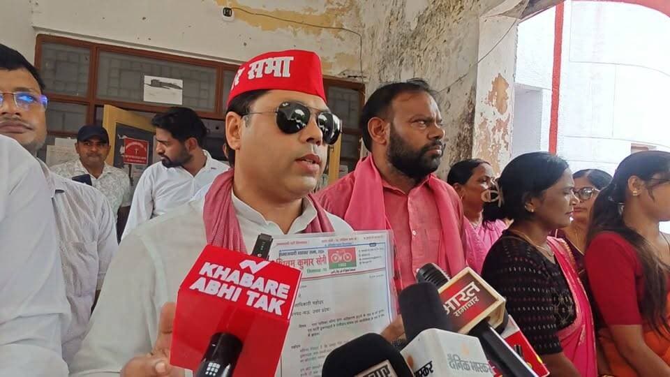 मऊ में पटरी दुकानदारों के उत्पीड़न का विरोध, समाजवादी व्यापार सभा ने डीएम को सौंपा ज्ञापन
