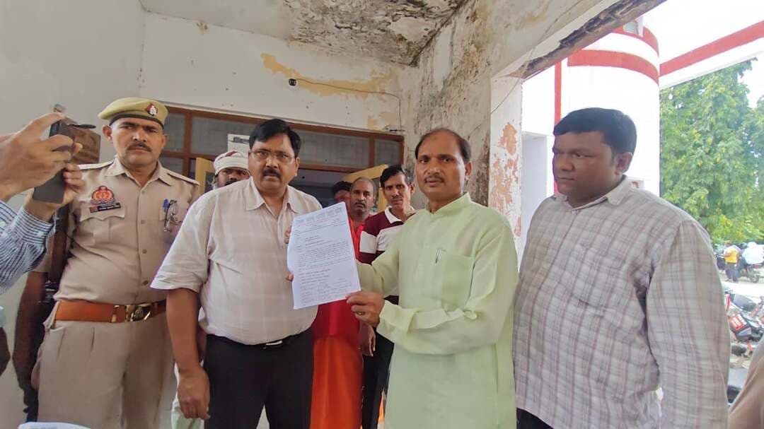 ऑटो यूनियन के लोगों ने अपनी समस्याओं को लेकर मजिस्ट्रेट को सौंपा ज्ञापन ।