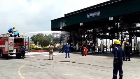 🚒🔥 फायर स्टेशन मायापुर, हरिद्वार द्वारा BPCL हरिद्वार डिपो में पेट्रोलियम पदार्थों से उत्पन्न होने वाले अग्नि जोखिमों को ध्यान में रखते हुए अग्निशमन मॉक ड्रिल का आयोजन किया गया। ड्रिल के दौरान पेट्रोलियम टैंक में आग लगने की काल्पनिक आपात स्थिति का प्रदर्शन करते हुए फायर सर्विस टीम द्वारा वाटर फोम टेंडर की मॉनिटर ब्रांच से मैकेनिकल फोम का प्रभावी प्रहार कर आग पर नियंत्रण करने का व्यावहारिक अभ्यास किया गया।
मॉक ड्रिल के दौरान—
➡️ पेट्रोलियम टैंक में लगी आग पर फोम से नियंत्रण का अभ्यास किया गया।
➡️ अधिकारियों एवं कर्मचारियों को पेट्रोलियम आग से निपटने की सही अग्निशमन तकनीक की जानकारी दी गई।
➡️ आपातकालीन स्थिति में त्वरित प्रतिक्रिया एवं आवश्यक सुरक्षा उपायों का अभ्यास कराया गया।
➡️ बेहतर तैयारी, त्वरित प्रतिक्रिया और सुरक्षित भविष्य के उद्देश्य से ड्रिल आयोजित की गई। 🚒🔥
#uttarakhandfireservice
#mockdrill
#awarenss
#firefighter
#uttarakhand