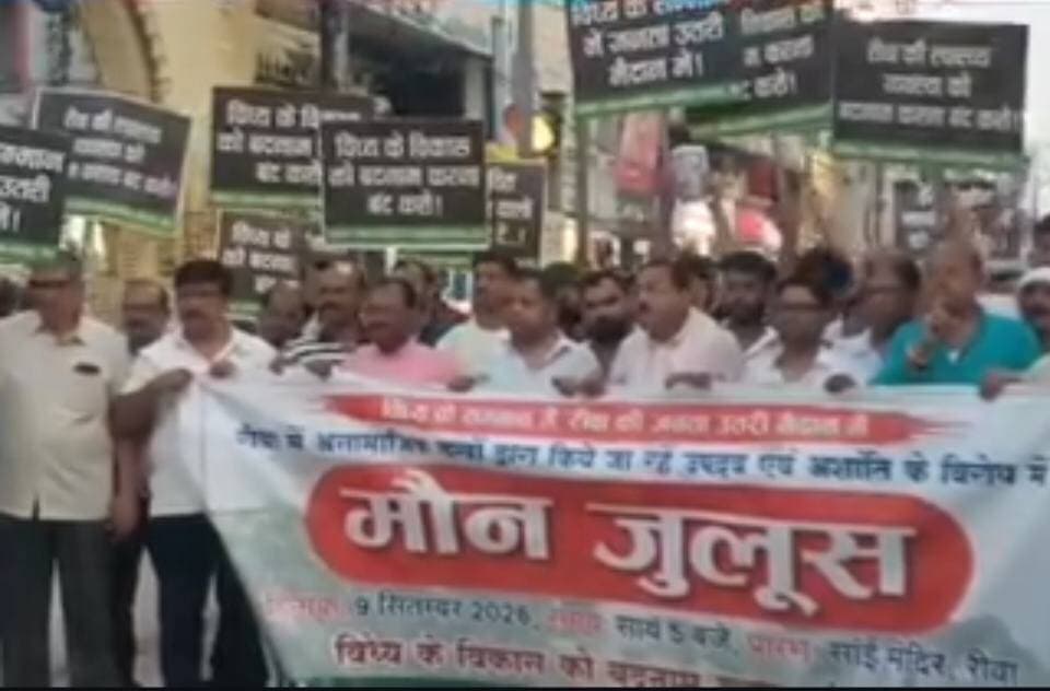 रीवा में सेमरिया विधायक अभय मिश्रा के शर्मनाक बयान पर भड़का जनाक्रोश: सड़कों पर उतरे व्यापारी और सफाई कर्मचारी, माफी और कार्रवाई की मांग!
रीवा के सेमरिया से विधायक अभय मिश्रा द्वारा अस्पतालों और महिला स्वास्थ्यकर्मियों को लेकर दिए गए अत्यंत विवादित और अमर्यादित बयान पर बवाल मच गया है। विधायक के कथित बयान — "अस्पताल में जो सुंदर महिलाएं मरती हैं उनके साथ बलात्कार होता है" — के सामने आते ही पूरे जिले में भारी आक्रोश व्याप्त हो गया है।
सड़कों पर उतरे लोग, घेराव और प्रदर्शन
इस घिनौने और महिला विरोधी बयान के विरोध में आज रीवा के व्यापारी संगठन, सफाई कर्मचारी और स्थानीय नागरिक एकजुट होकर सड़कों पर उतर आए। प्रदर्शनकारियों ने विधायक के खिलाफ जमकर नारेबाजी की और पुतला दहन कर अपना विरोध दर्ज कराया।
समाज और स्वास्थ्यकर्मियों की गरिमा पर हमला
प्रदर्शन कर रहे व्यापारियों और कर्मचारियों का कहना है कि:
एक जिम्मेदार जनप्रतिनिधि के मुंह से ऐसी सड़कछाप और घटिया भाषा समाज को शर्मसार करने वाली है।
दिन-रात मरीजों की सेवा में जुटने वाले डॉक्टरों, नर्सों और अस्पताल स्टाफ की गरिमा पर इस तरह के मनगढ़ंत और घिनौने आरोप लगाना कतई बर्दाश्त नहीं किया जाएगा।
विधायक अभय मिश्रा सार्वजनिक रूप से समाज से माफी मांगें, अन्यथा आंदोलन को और उग्र किया जाएगा।
विरोध प्रदर्शन कर रहे लोगों ने प्रशासन से विधायक के खिलाफ कड़ी से कड़ी कानूनी कार्रवाई करने की मांग की है।
#AbhayMishraControversy #RewaNews #SemariaMLA #ShameOnAbhayMishra #RewaProtest #MPNews #RewaUpdate #BreakingNewsRewa #WomenRespect #HealthWorkersDignity